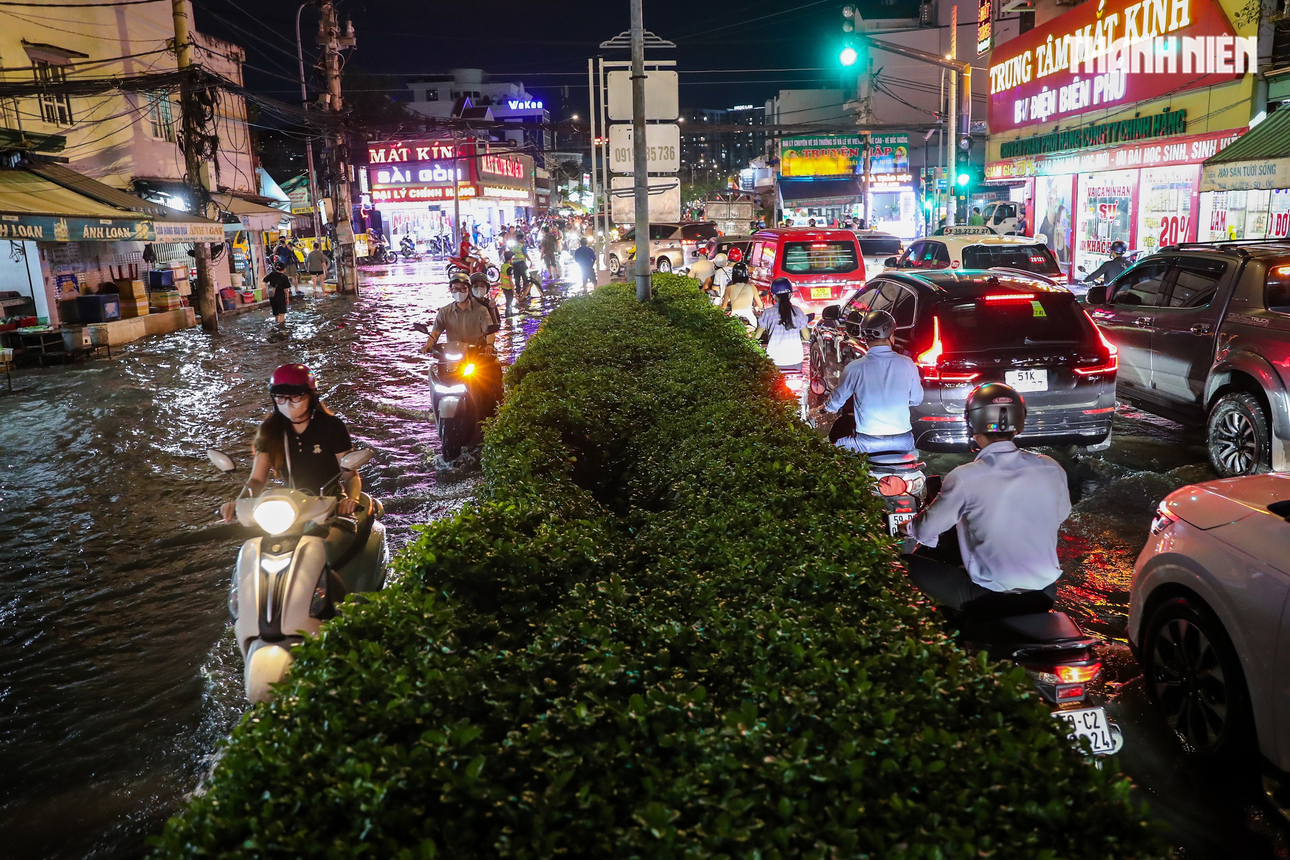 Triều cường gây ngập ở TP.HCM - Ảnh 17.