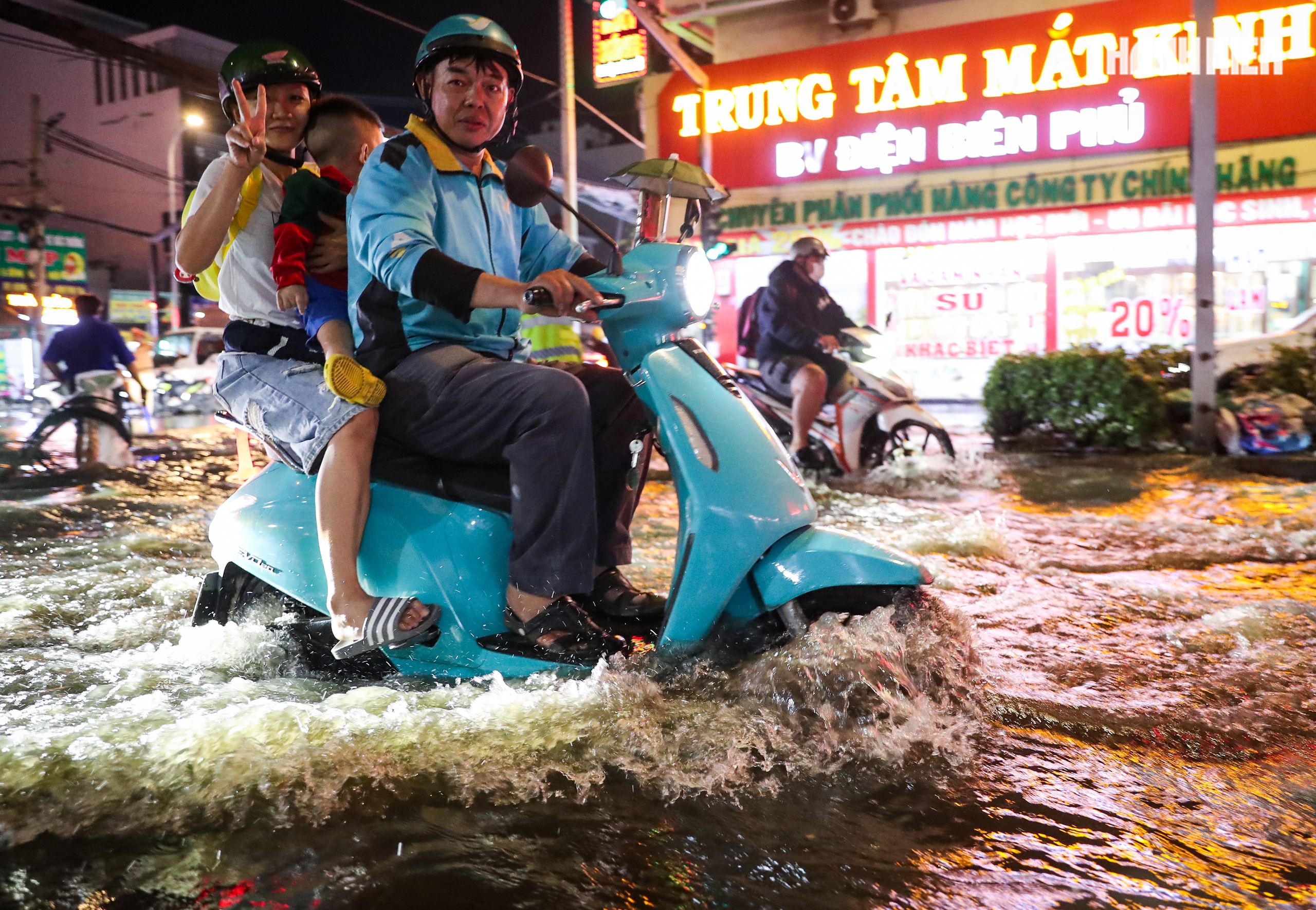 Triều cường gây ngập ở TP.HCM - Ảnh 12.