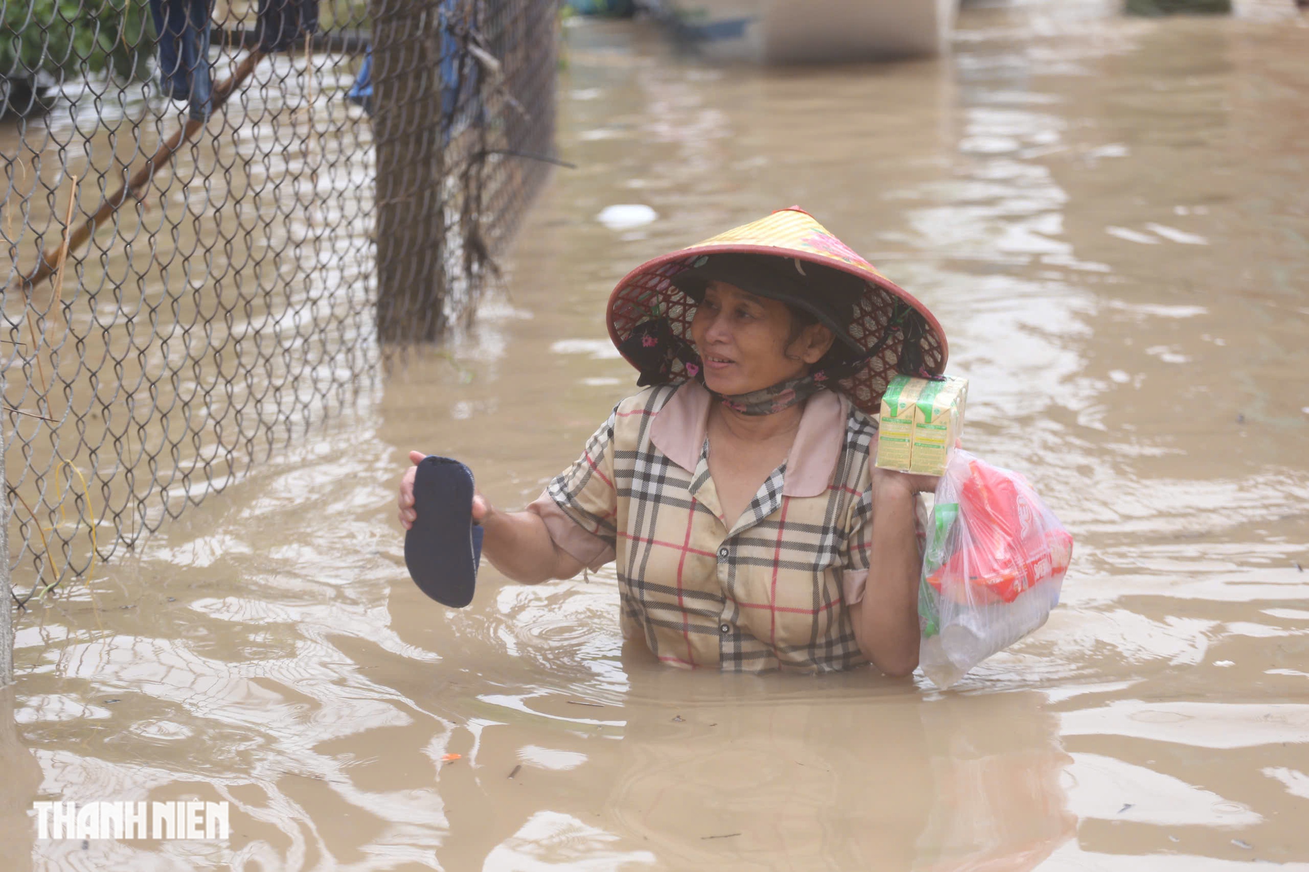 Chới với giữa ngập lụt ở Phú Yên cũ, 'lũ cuốn đi hết rồi con ơi'- Ảnh 3.
