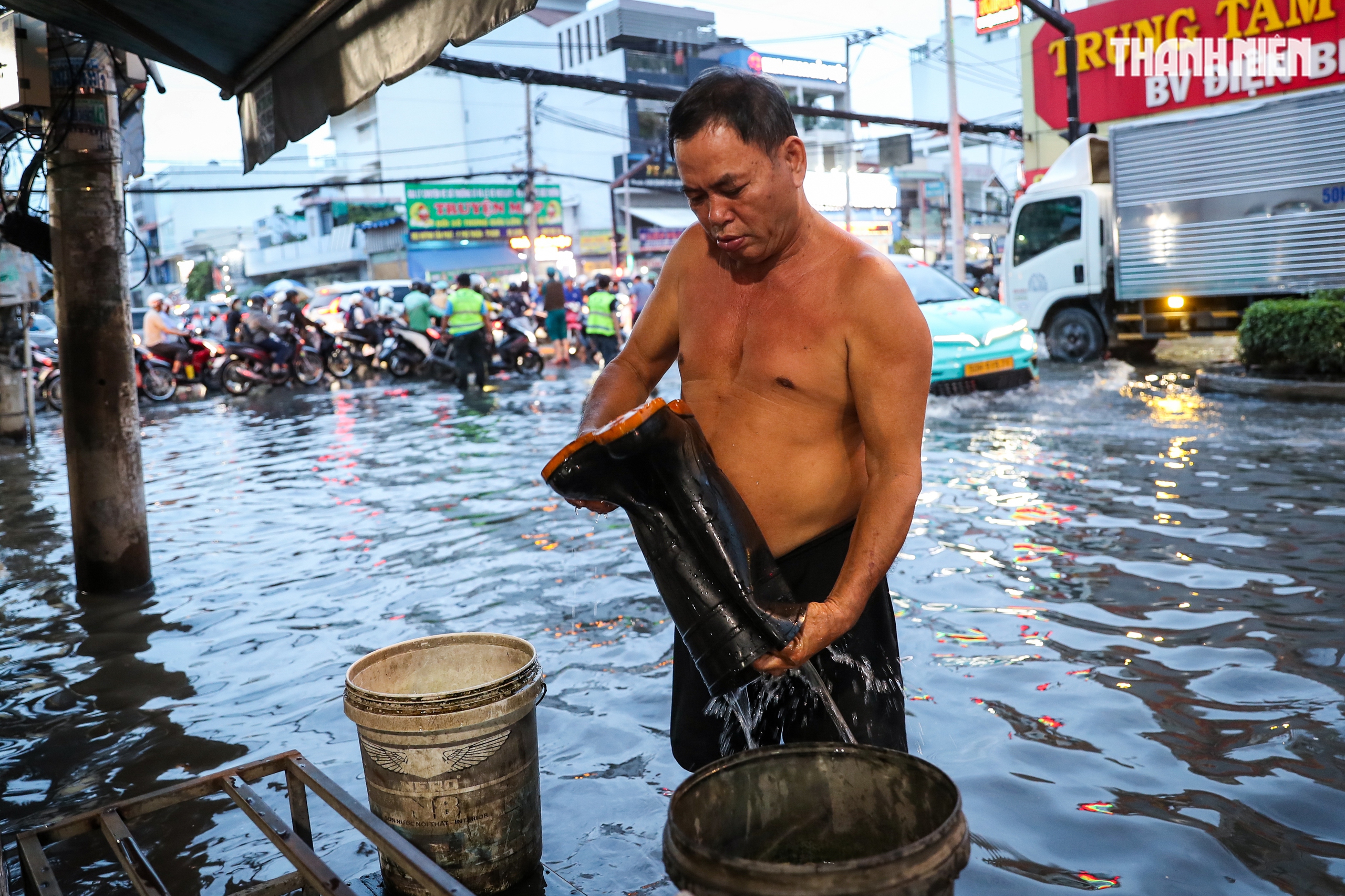 Triều cường gây ngập ở TP.HCM - Ảnh 6.