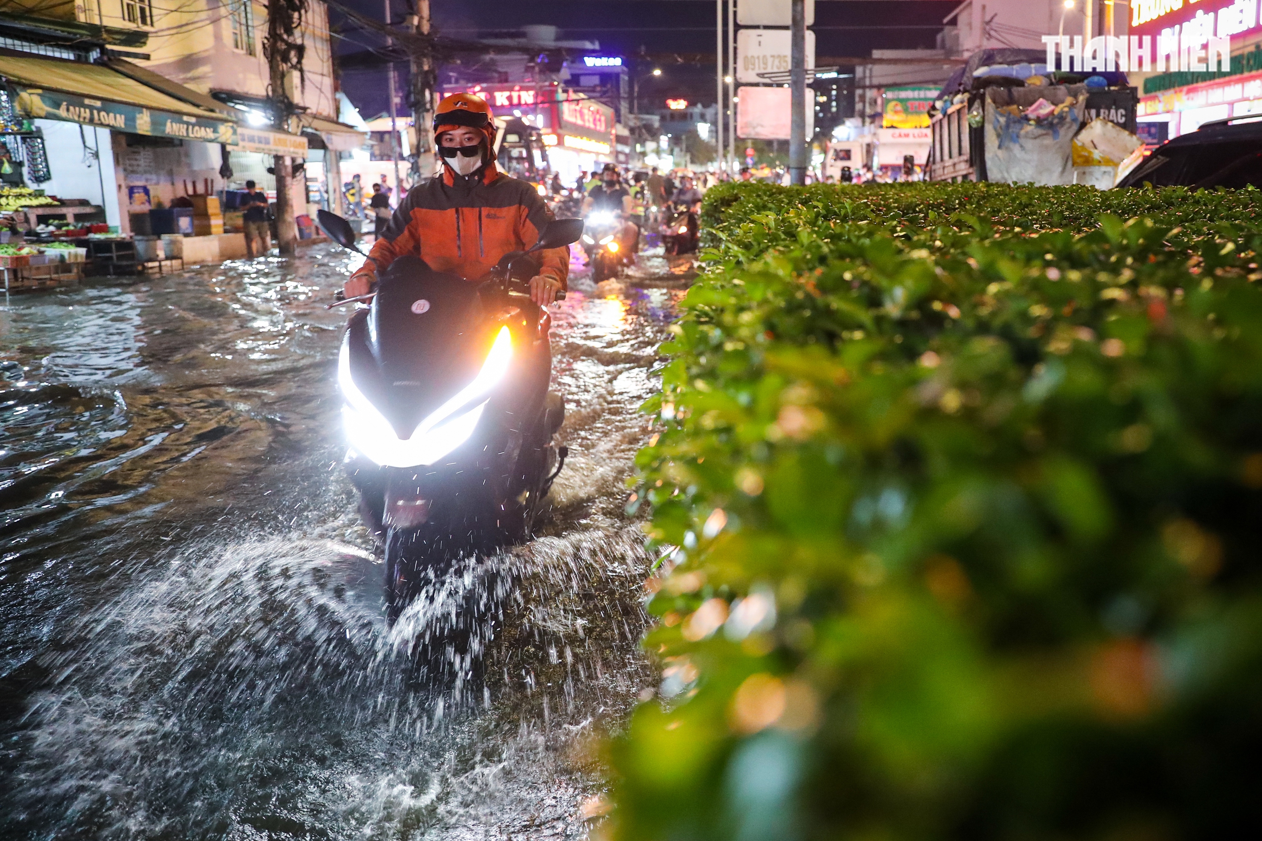 Triều cường gây ngập ở TP.HCM - Ảnh 9.