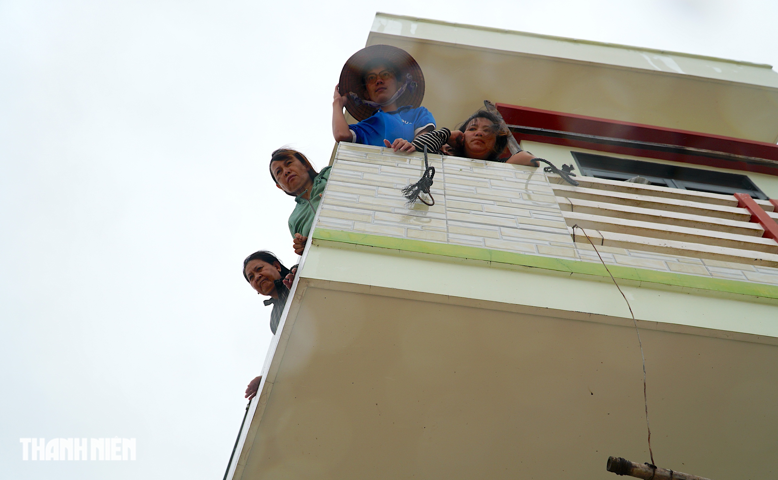 Hình ảnh nước ngập mênh mông tại tâm lũ lịch sử ở tỉnh Đắk Lắk - Ảnh 6.