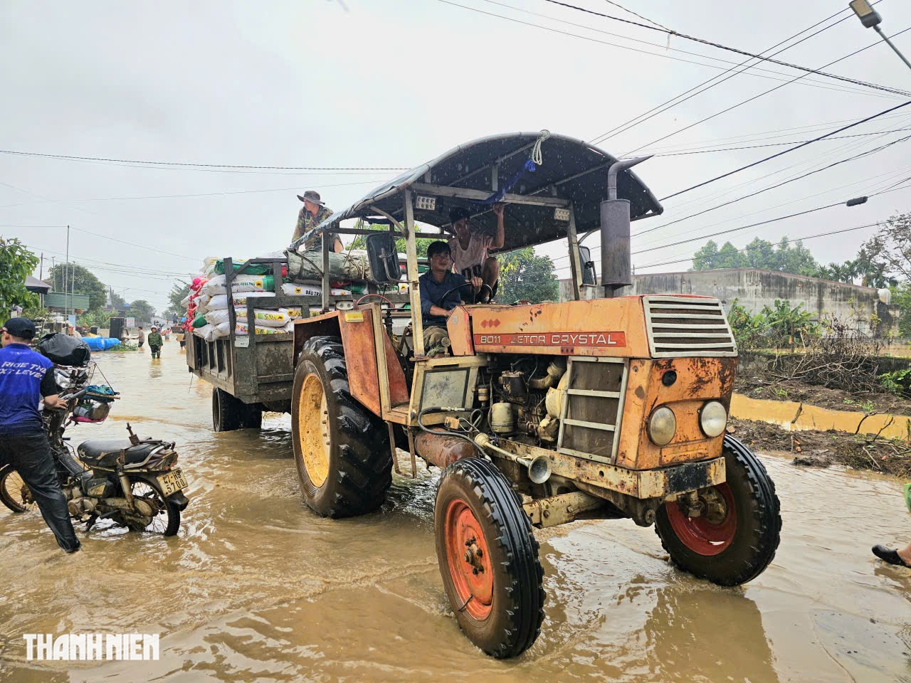 Đắk Lắk công bố tình huống khẩn cấp: Người dân hối hả sơ tán giữa lũ lịch sử - Ảnh 8.