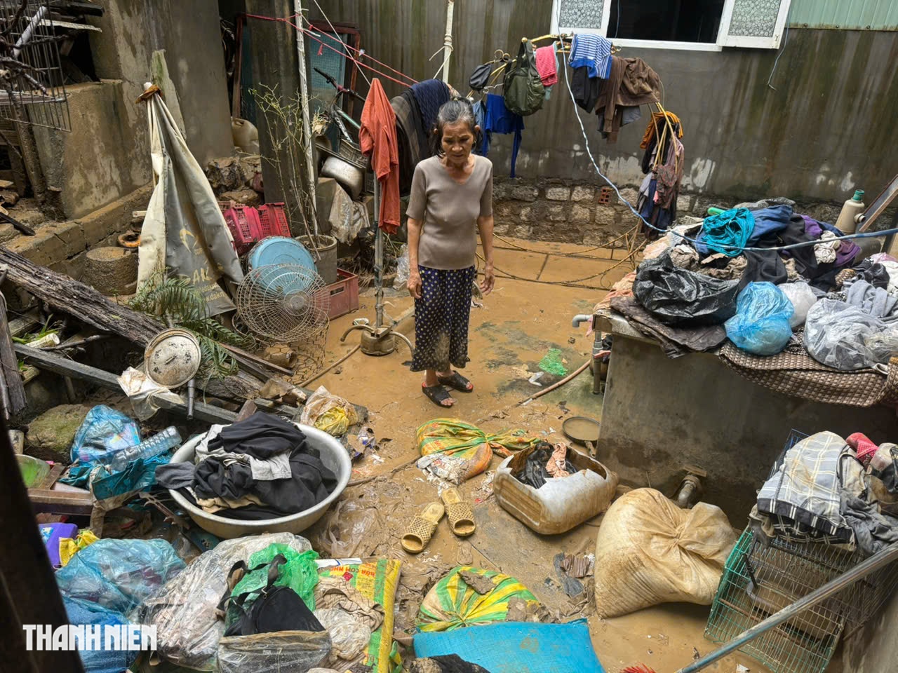 Người dân vùng lũ Quy Nhơn Bắc: Kiệt quệ sau nước rút, mong một bữa cơm- Ảnh 7.