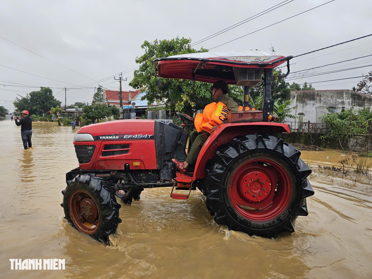 Đắk Lắk công bố tình huống khẩn cấp: Người dân hối hả sơ tán giữa lũ lịch sử - Ảnh 10.