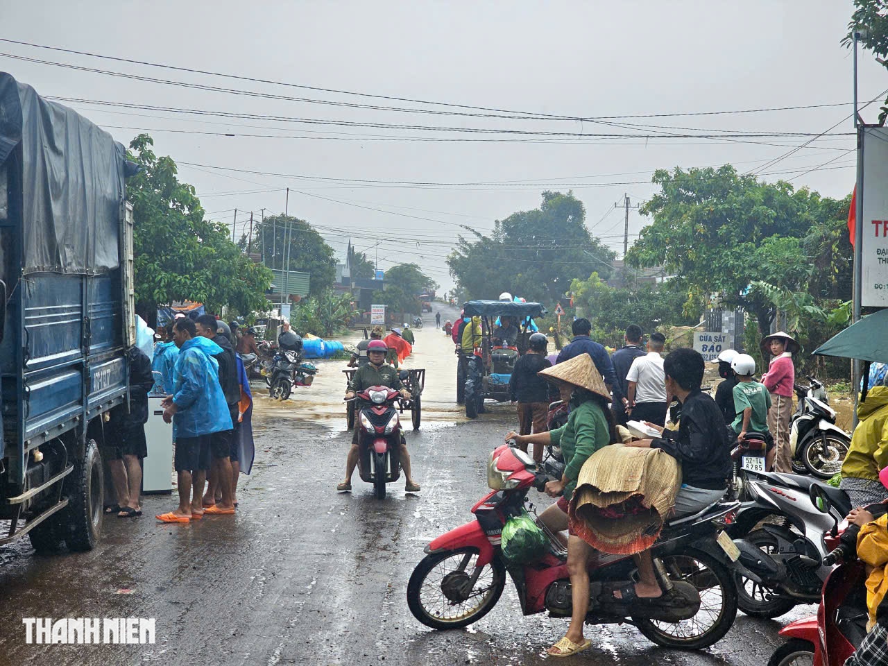 Đắk Lắk công bố tình huống khẩn cấp: Người dân hối hả sơ tán giữa lũ lịch sử - Ảnh 1.