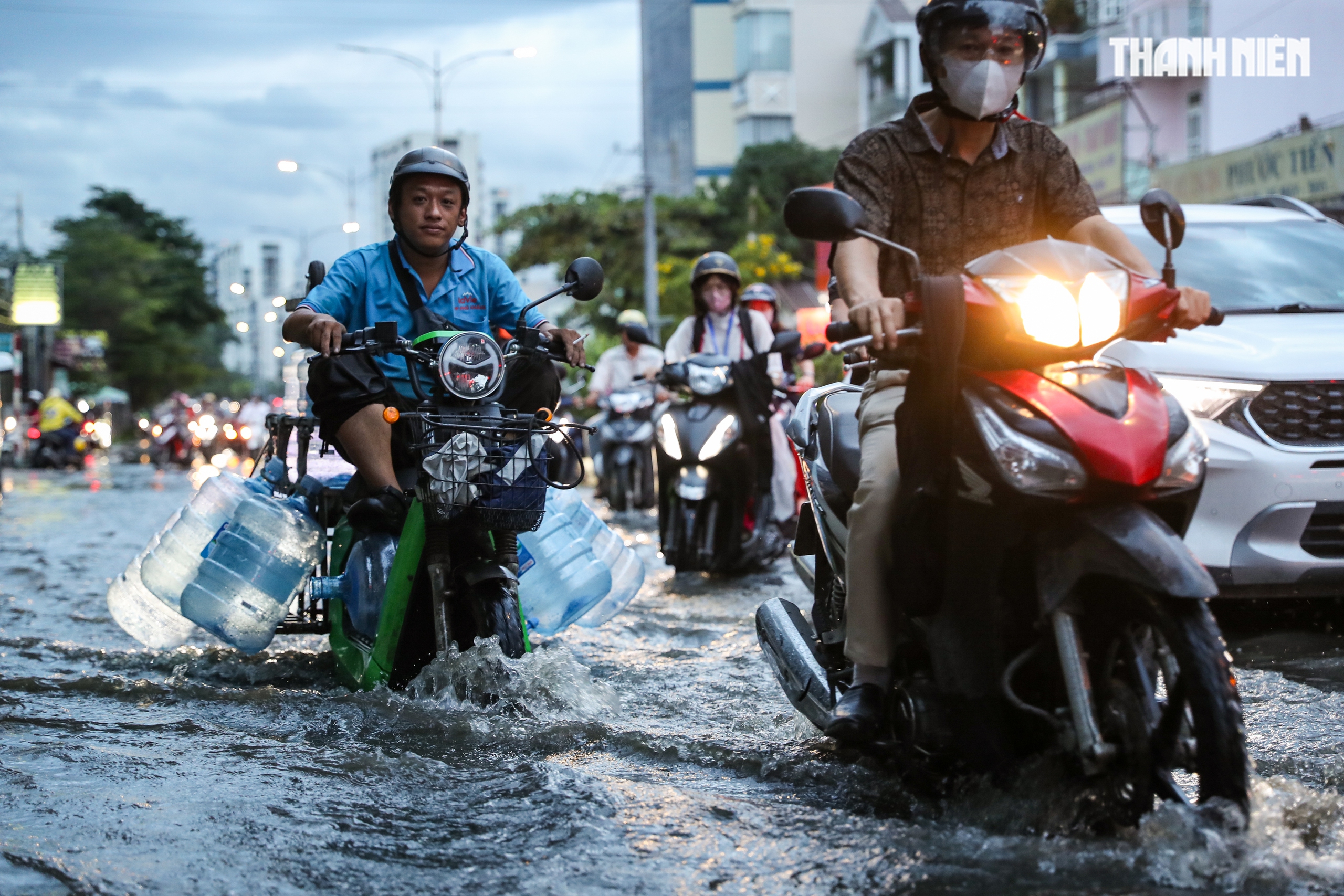 Triều cường gây ngập ở TP.HCM - Ảnh 2.