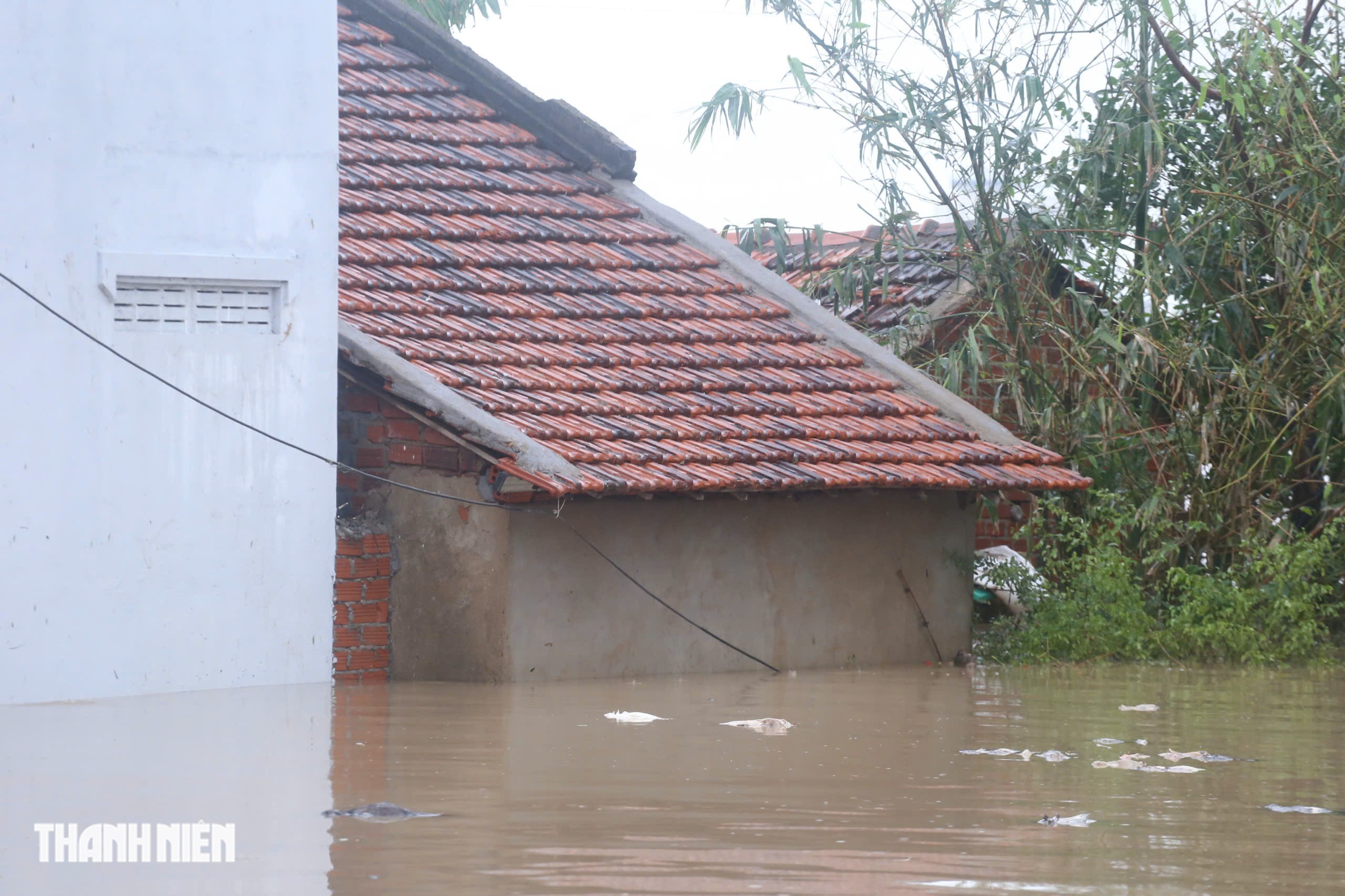 Chới với giữa ngập lụt ở Phú Yên cũ, 'lũ cuốn đi hết rồi con ơi'- Ảnh 5.