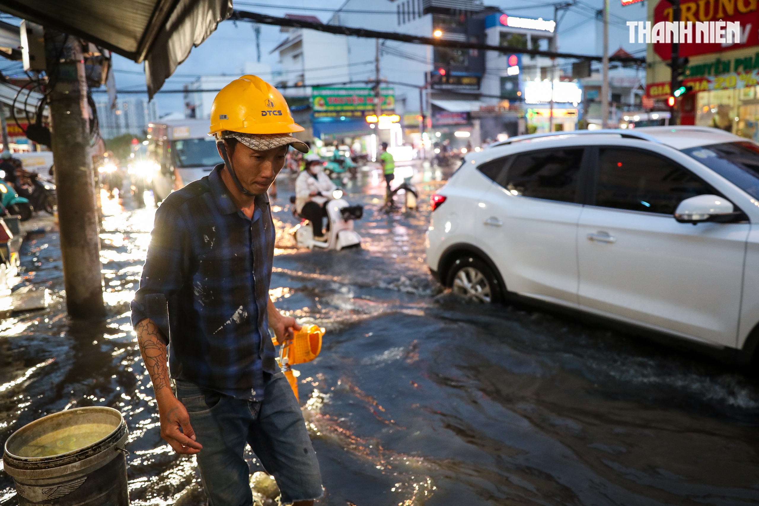 Triều cường gây ngập ở TP.HCM - Ảnh 10.