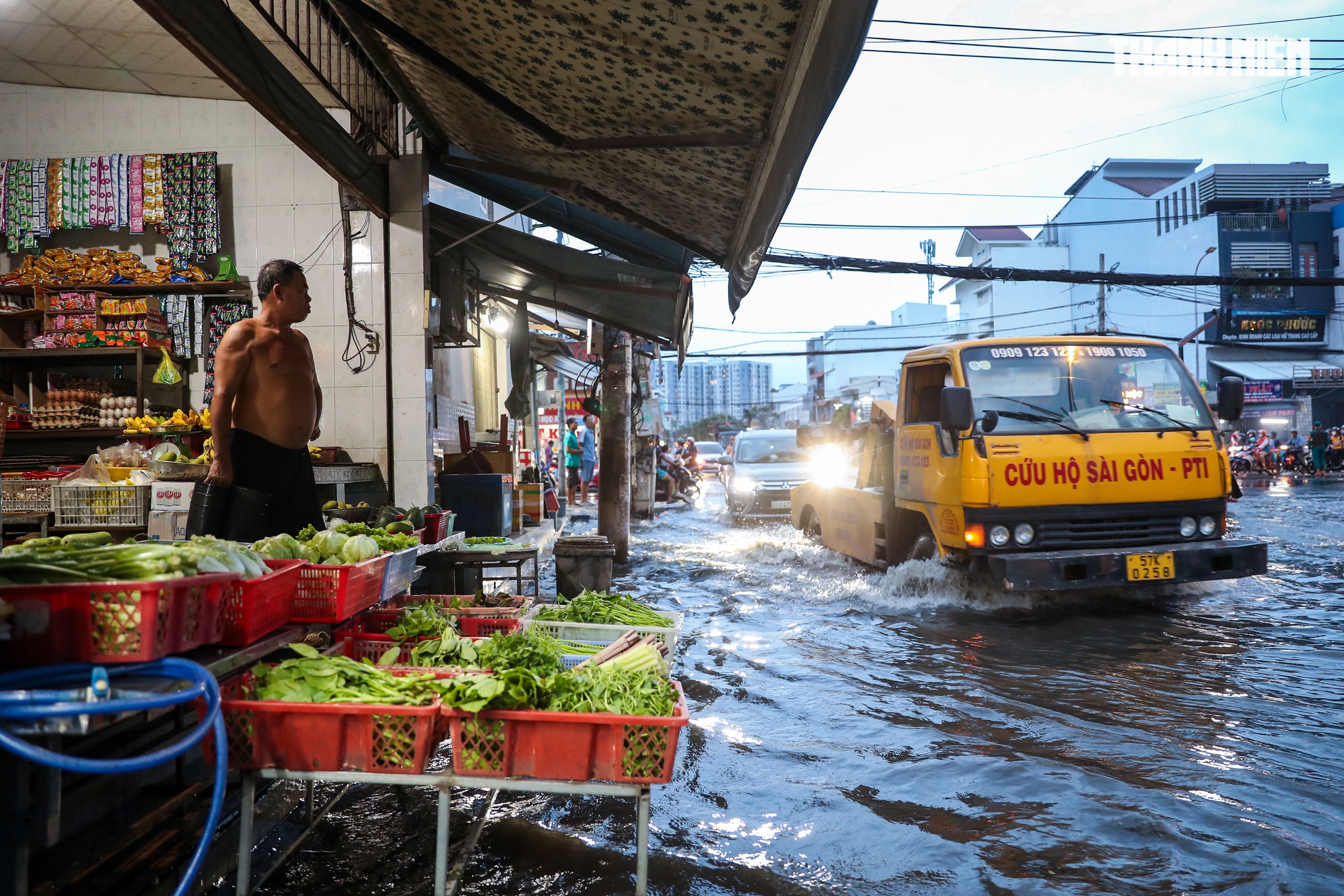 Triều cường gây ngập ở TP.HCM - Ảnh 5.