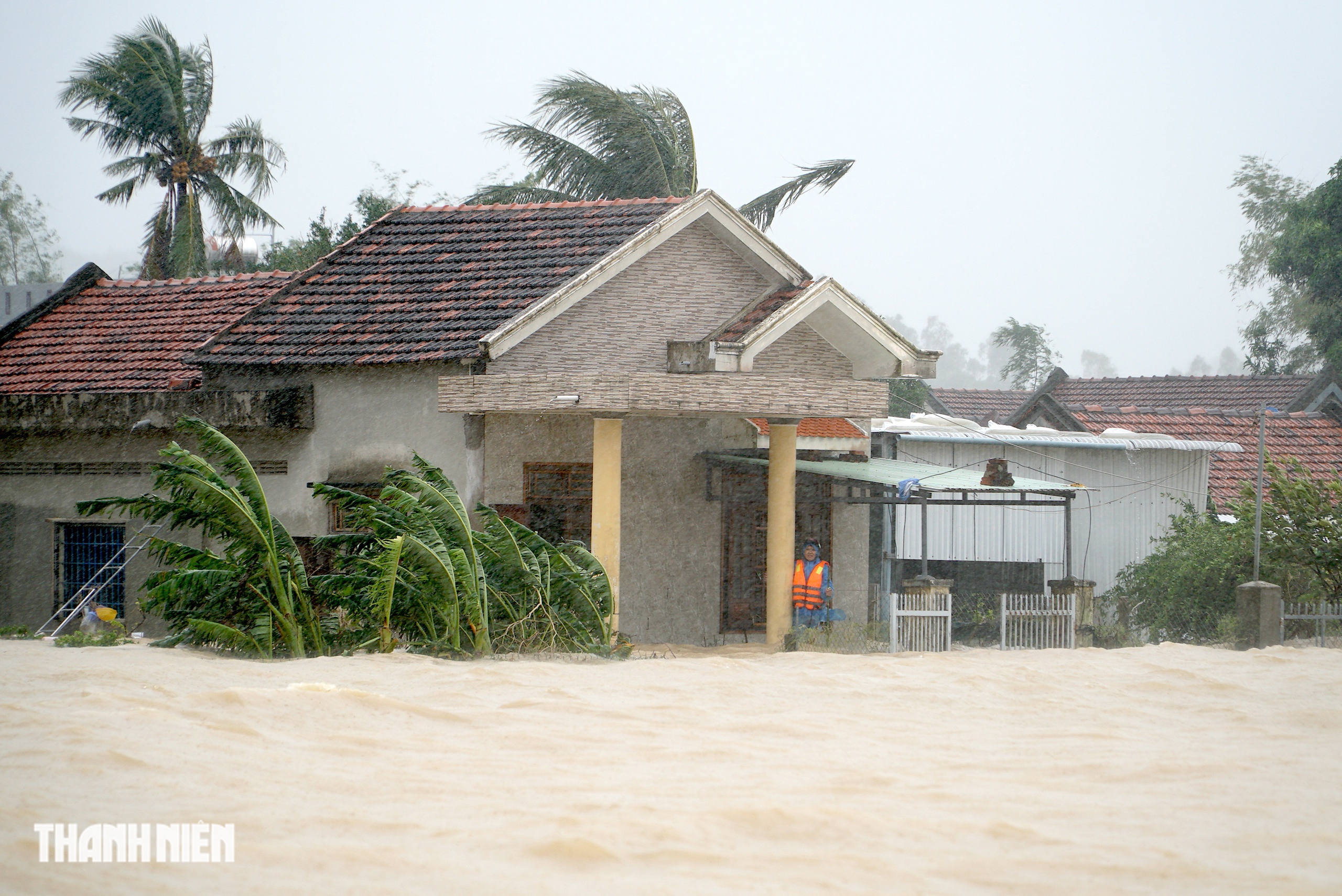 Hình ảnh nước ngập mênh mông tại tâm lũ lịch sử ở tỉnh Đắk Lắk - Ảnh 1.