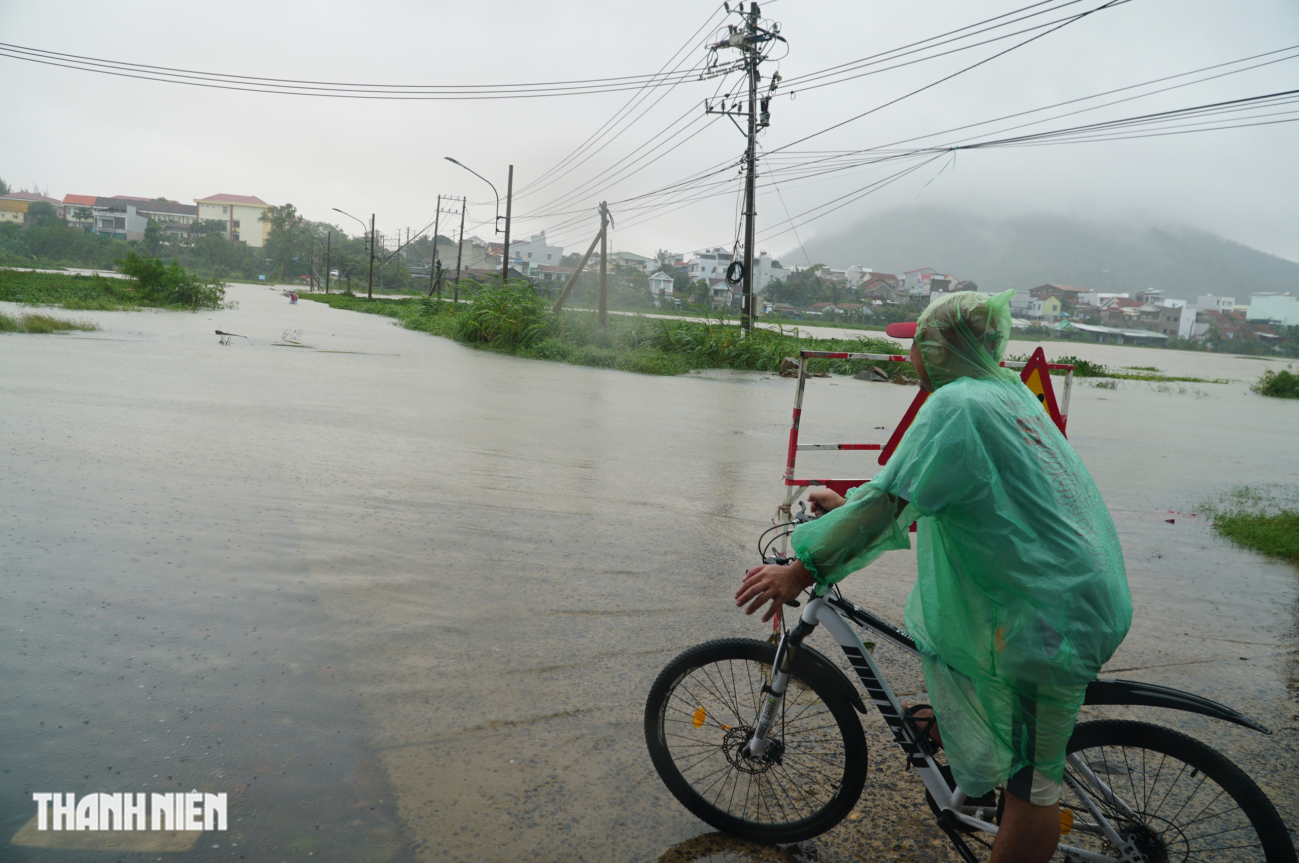 Hình ảnh nước ngập mênh mông tại tâm lũ lịch sử ở tỉnh Đắk Lắk - Ảnh 7.