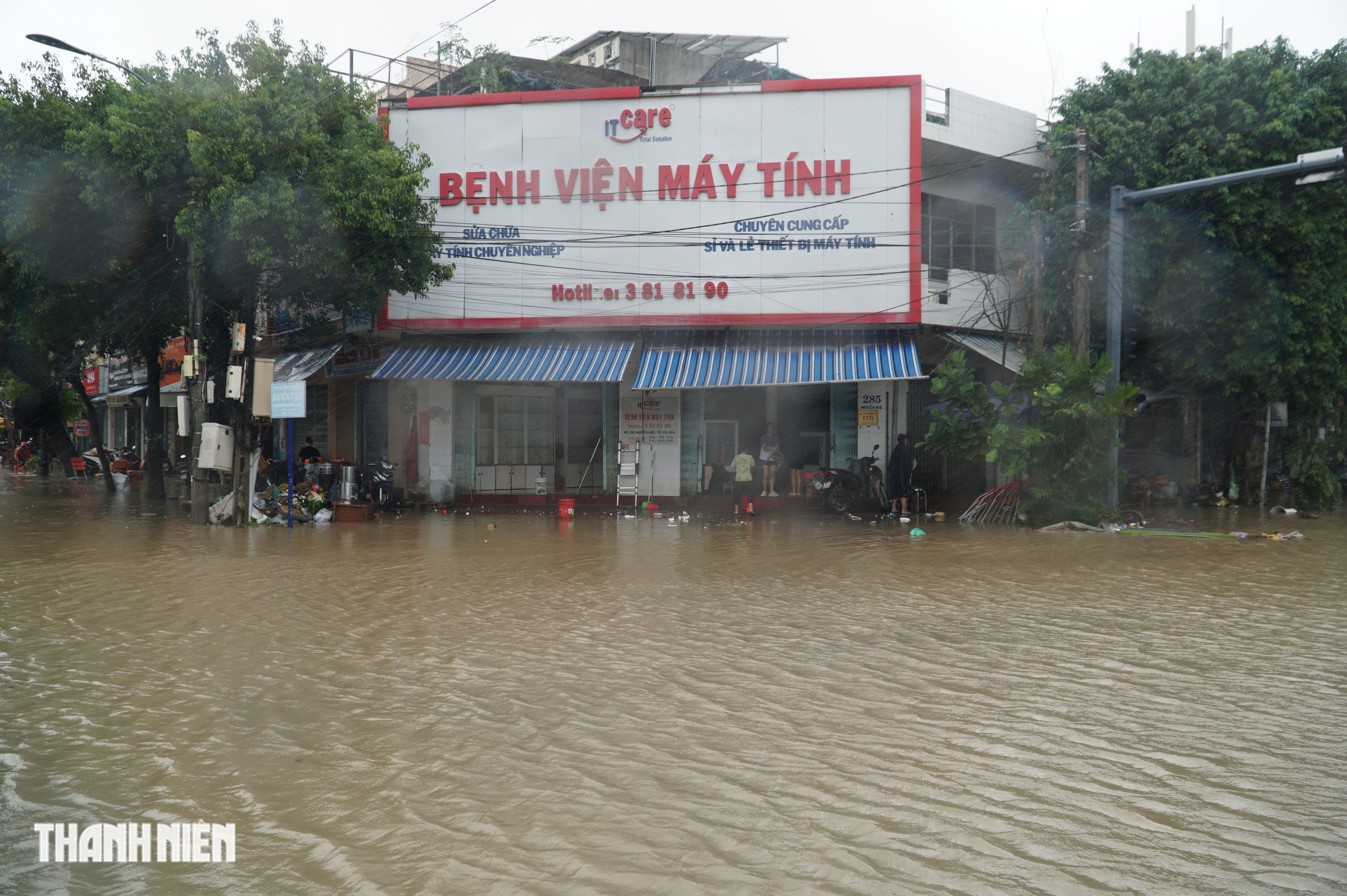 Hình ảnh nước ngập mênh mông tại tâm lũ lịch sử ở tỉnh Đắk Lắk - Ảnh 10.