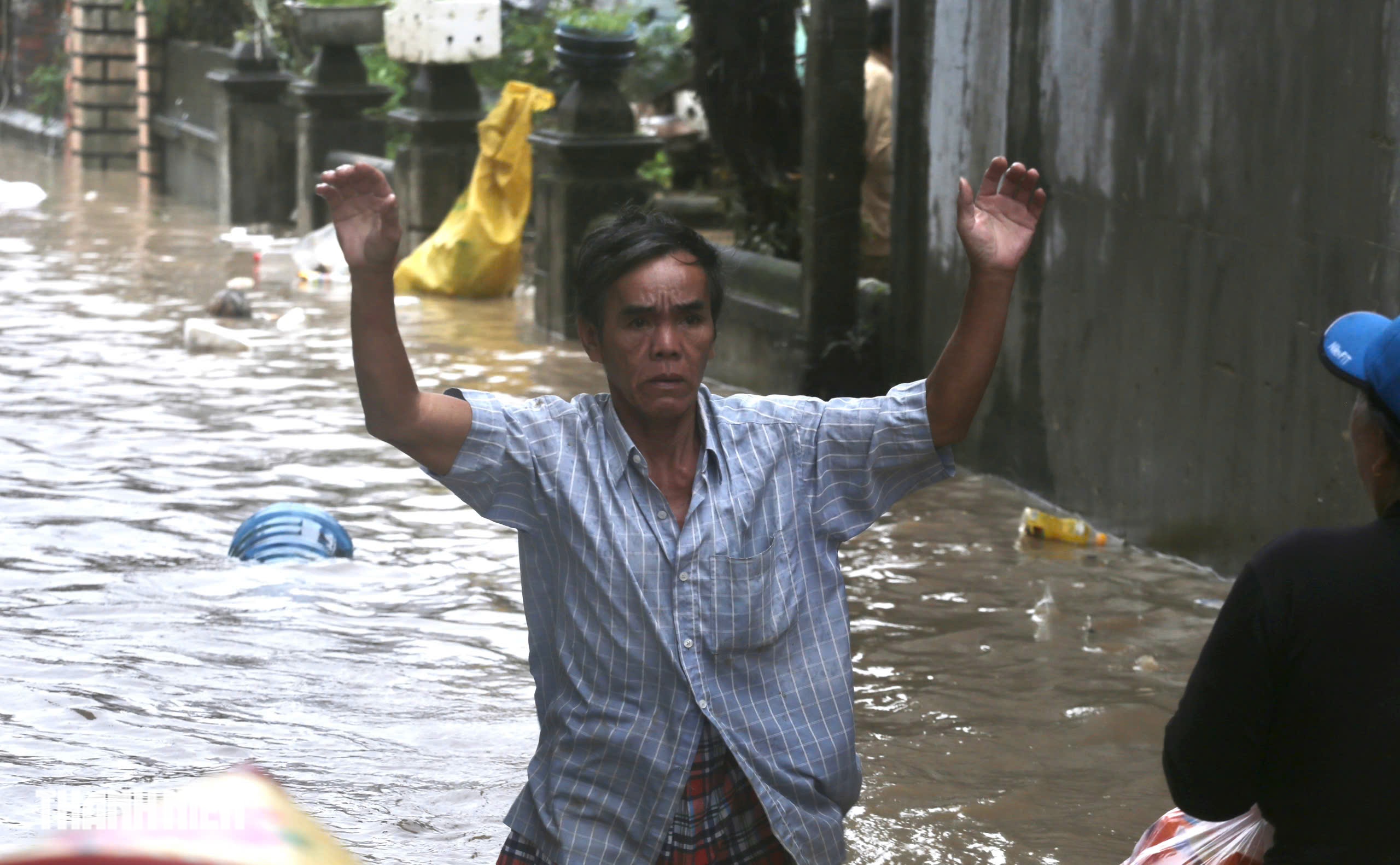 Chới với giữa ngập lụt ở Phú Yên cũ, 'lũ cuốn đi hết rồi con ơi'- Ảnh 2.