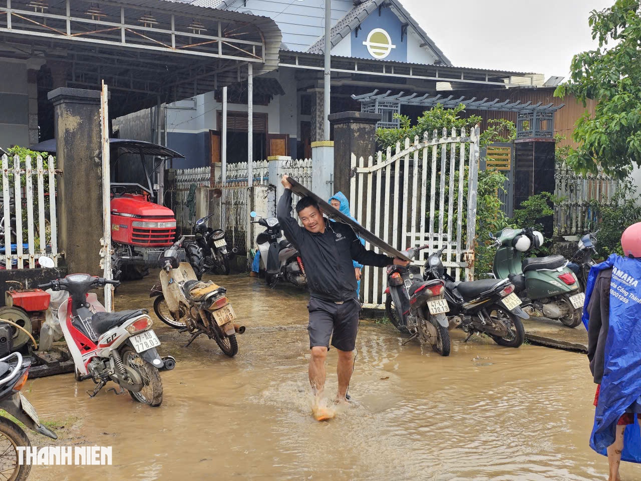 Đắk Lắk công bố tình huống khẩn cấp: Người dân hối hả sơ tán giữa lũ lịch sử - Ảnh 2.