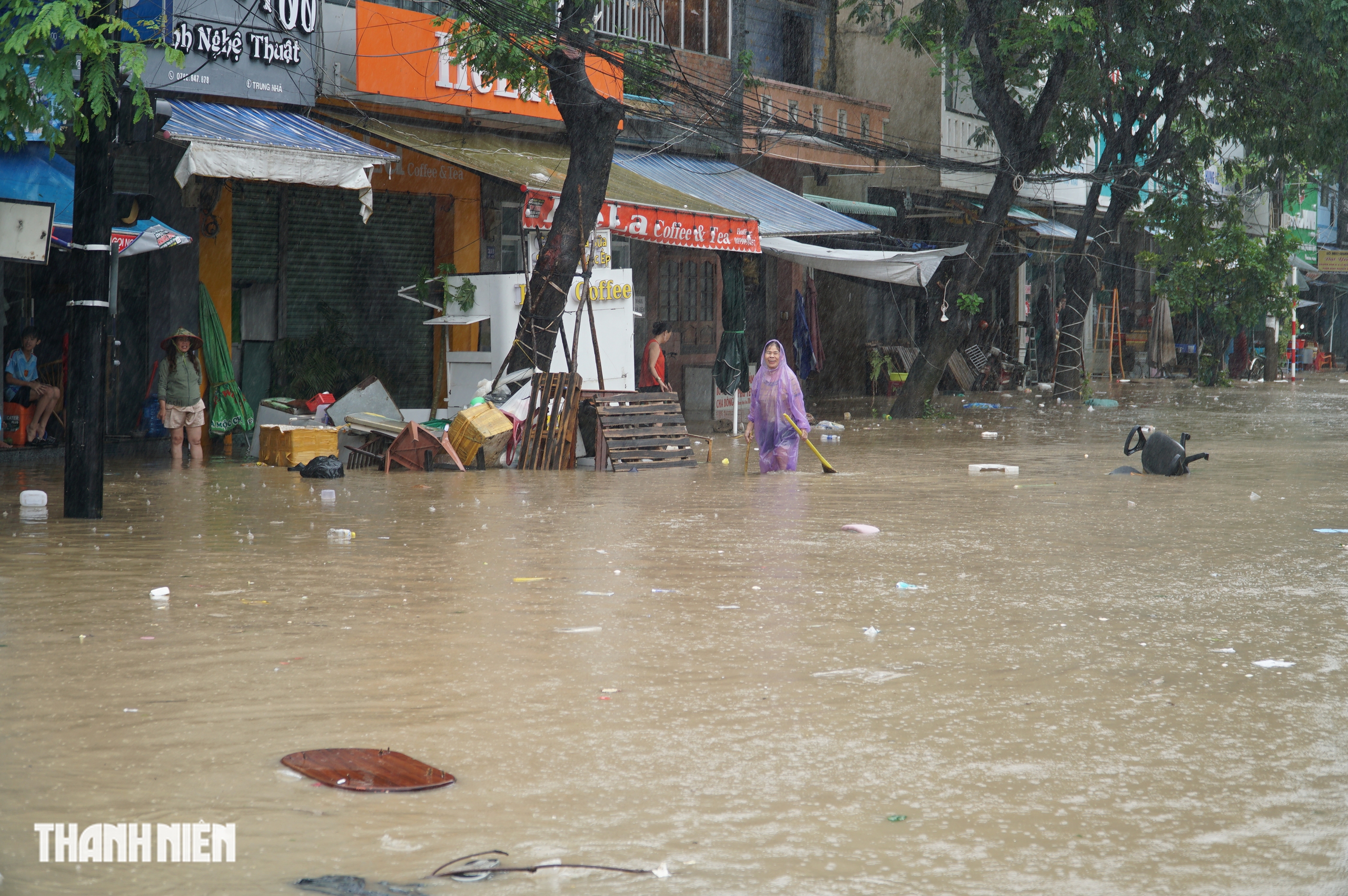 Hình ảnh nước ngập mênh mông tại tâm lũ lịch sử ở tỉnh Đắk Lắk - Ảnh 12.