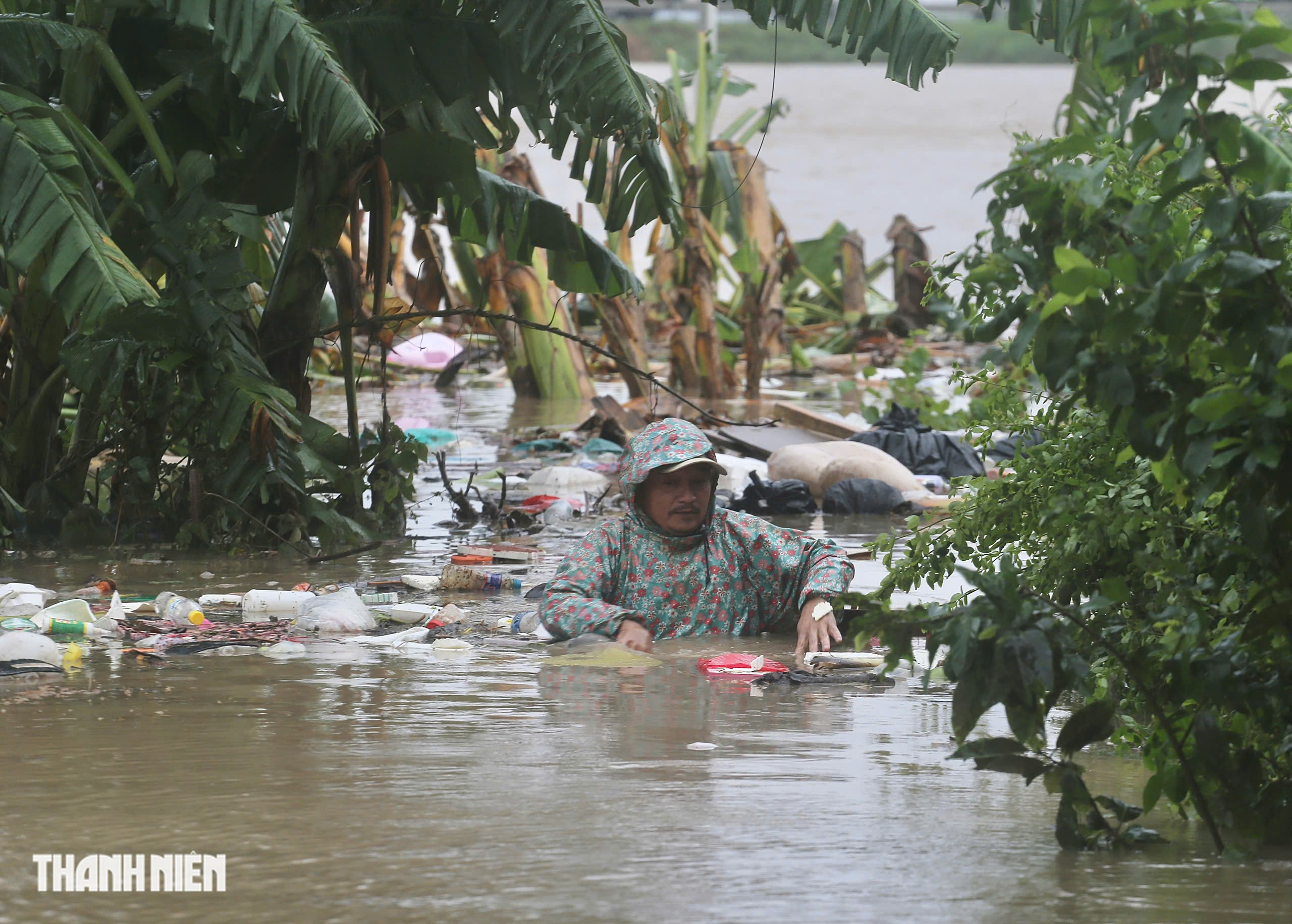 Chới với giữa ngập lụt ở Phú Yên cũ, 'lũ cuốn đi hết rồi con ơi'- Ảnh 4.