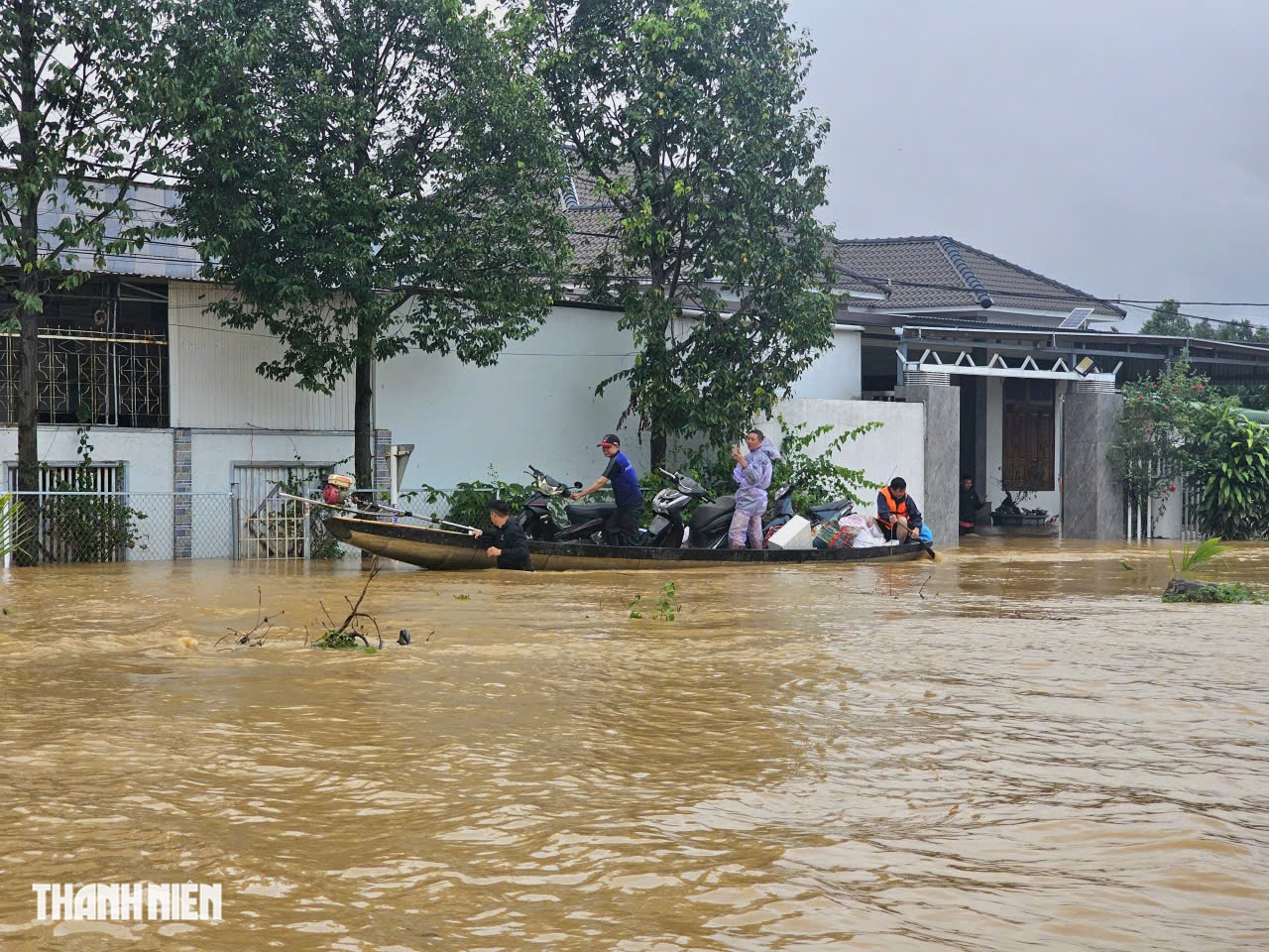 Đắk Lắk công bố tình huống khẩn cấp: Người dân hối hả sơ tán giữa lũ lịch sử - Ảnh 9.