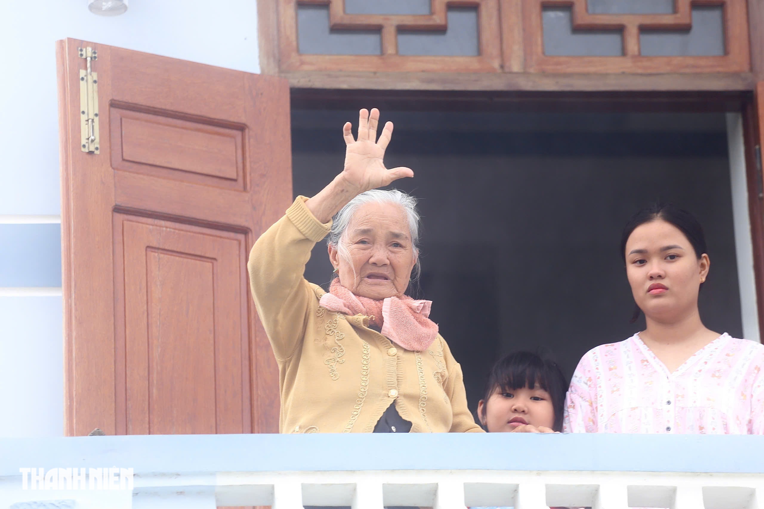 Chới với giữa ngập lụt ở Phú Yên cũ, 'lũ cuốn đi hết rồi con ơi'- Ảnh 7.