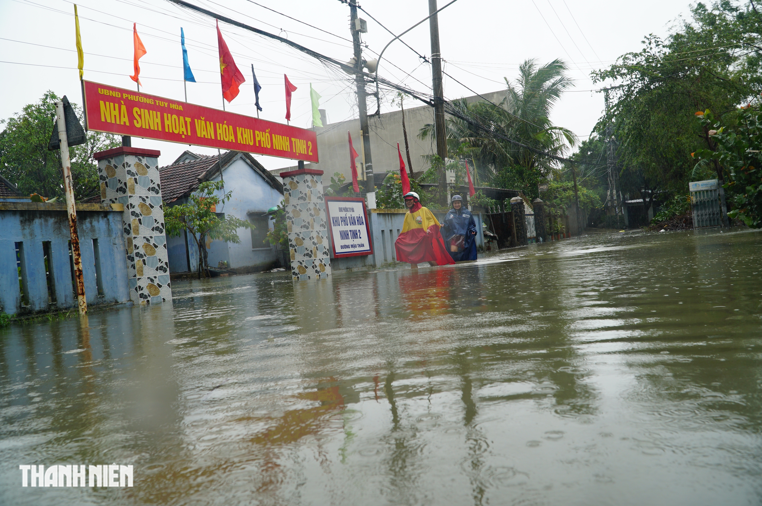Hình ảnh nước ngập mênh mông tại tâm lũ lịch sử ở tỉnh Đắk Lắk - Ảnh 9.