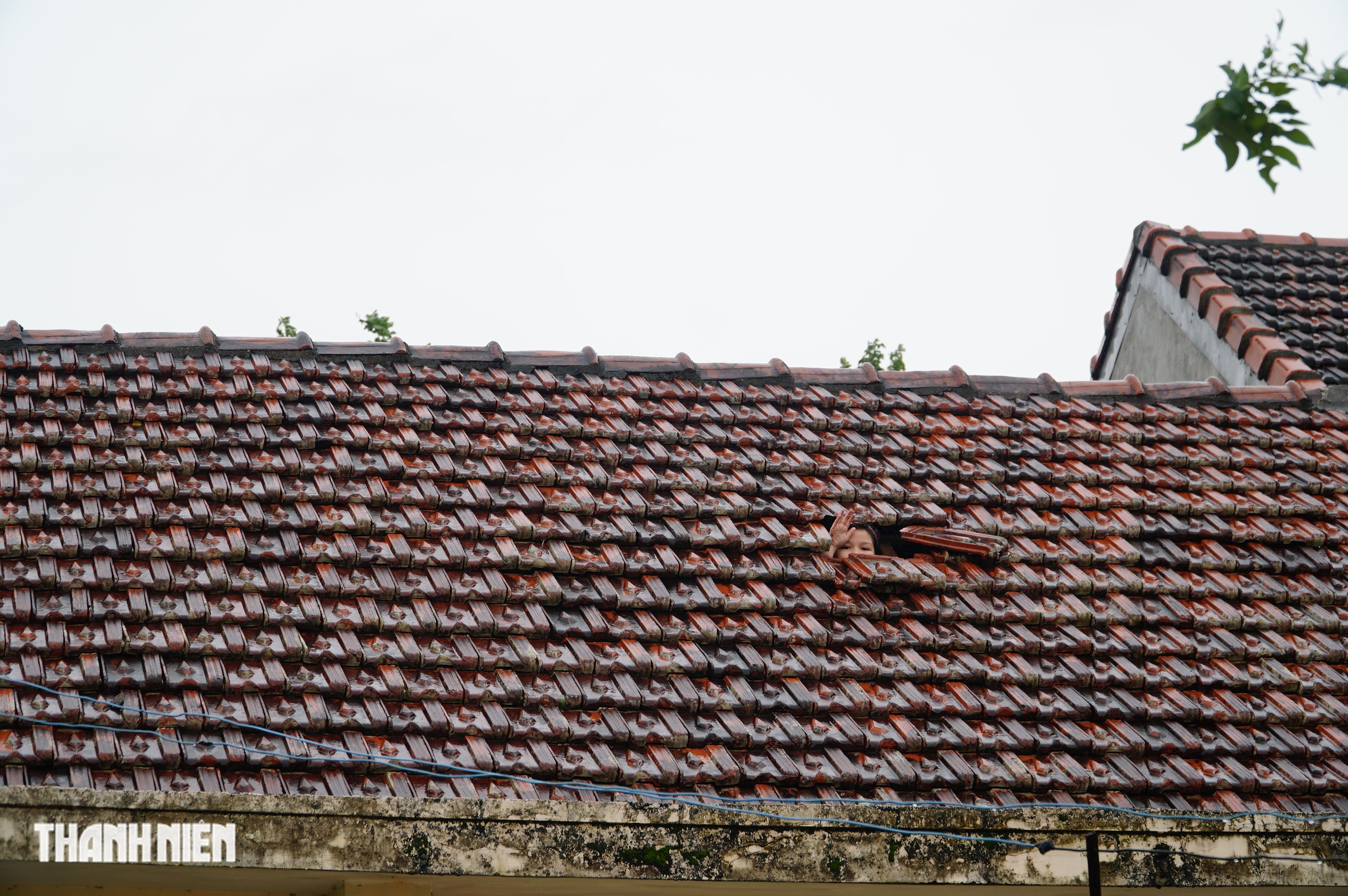 Hình ảnh nước ngập mênh mông tại tâm lũ lịch sử ở tỉnh Đắk Lắk - Ảnh 4.