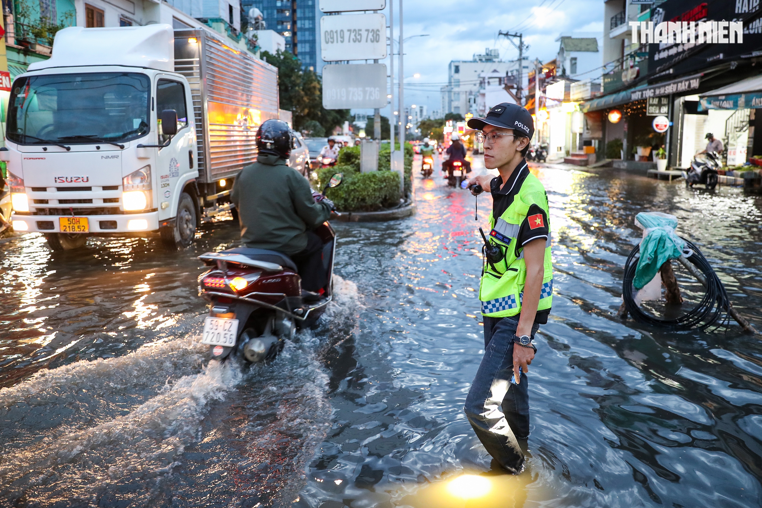 Triều cường gây ngập ở TP.HCM - Ảnh 7.