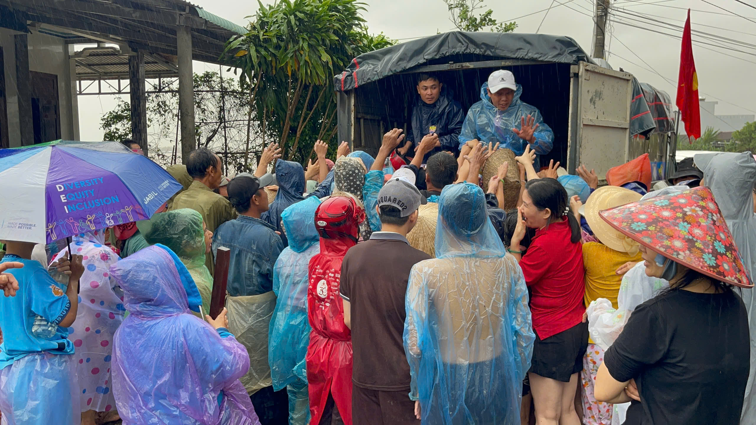 Những cánh tay trong mưa lạnh ngập lụt Phú Yên cũ, quá đỗi xót xa- Ảnh 4.