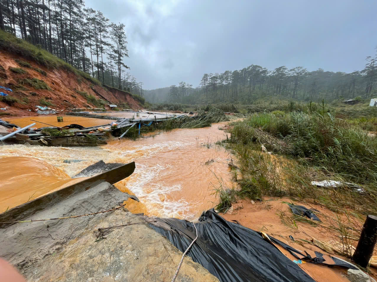 Một xã có 4 người tử vong do mưa lũ kinh hoàng ở Lâm Đồng - Ảnh 3.