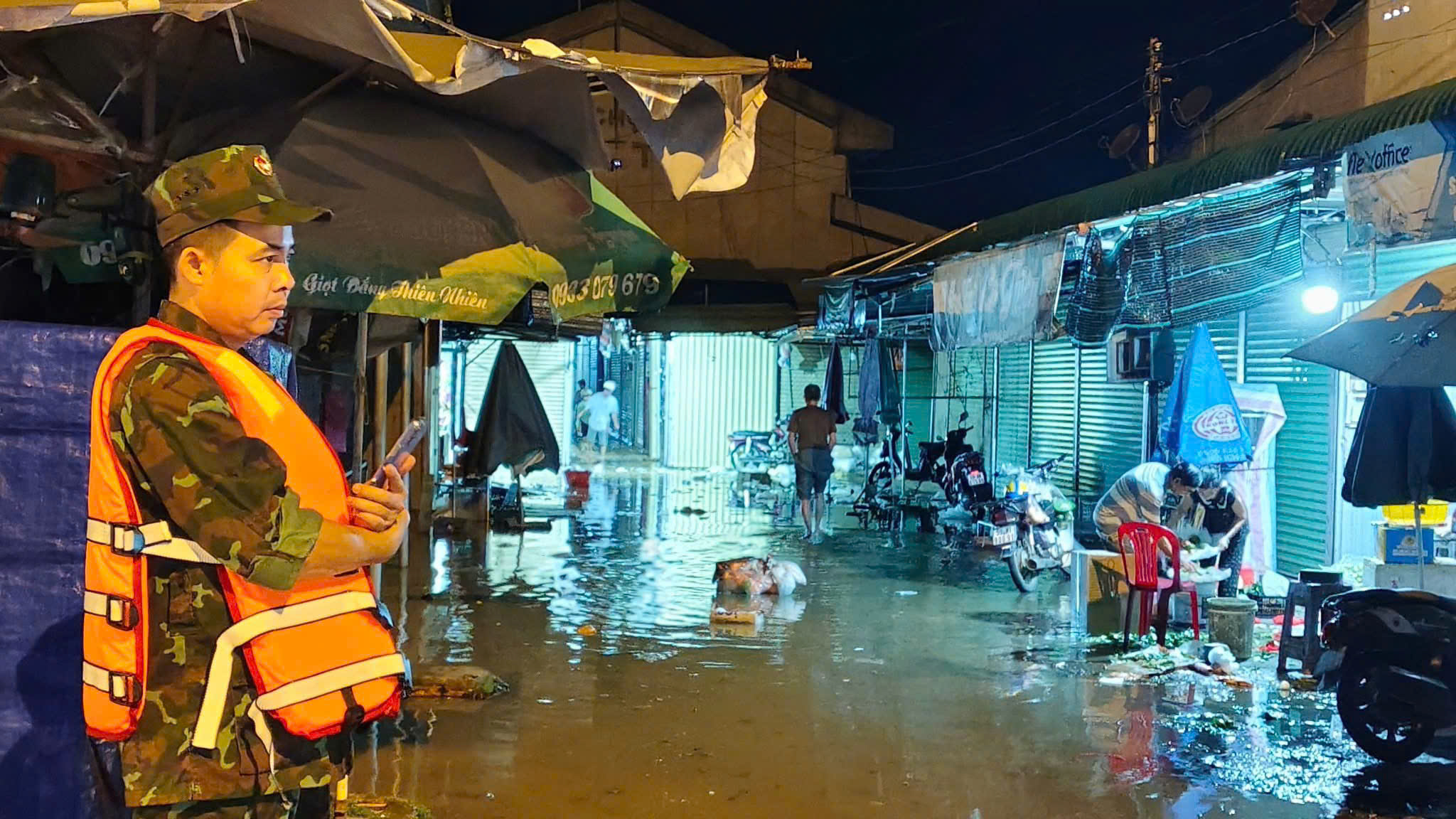 Rốn lũ Cát Tiên: Hàng trăm người được cứu khỏi vùng ngập lụt nguy hiểm - Ảnh 3.