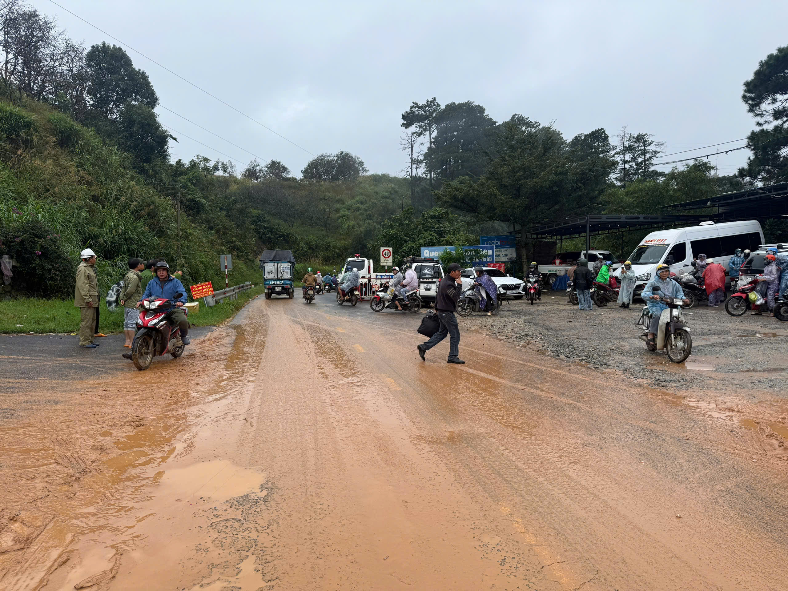 Từ 10 giờ ngày 21.11 các phương tiện được lưu thông qua đèo Ngoạn Mục - Ảnh 1.