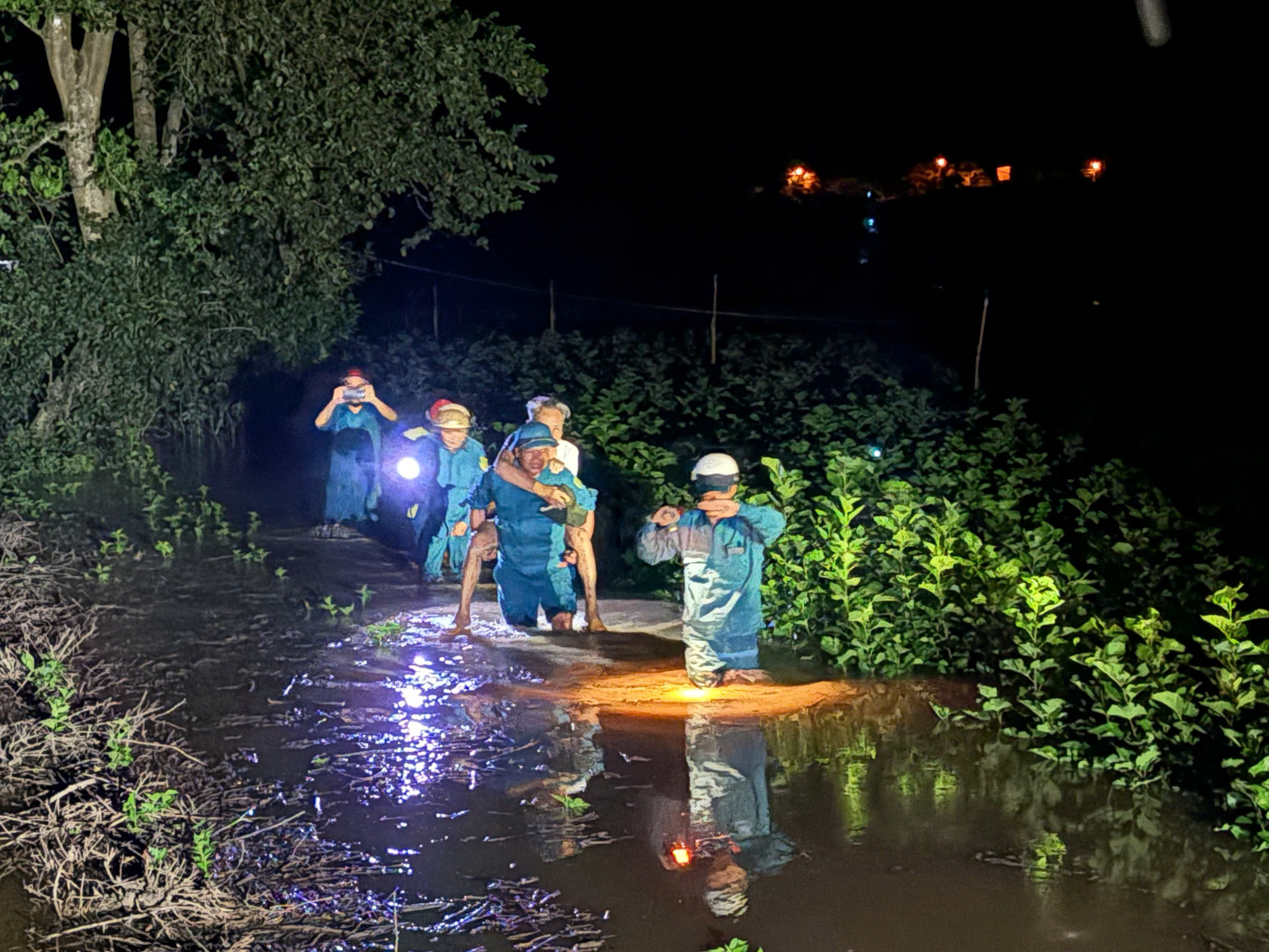 Rốn lũ Cát Tiên: Hàng trăm người được cứu khỏi vùng ngập lụt nguy hiểm - Ảnh 4.