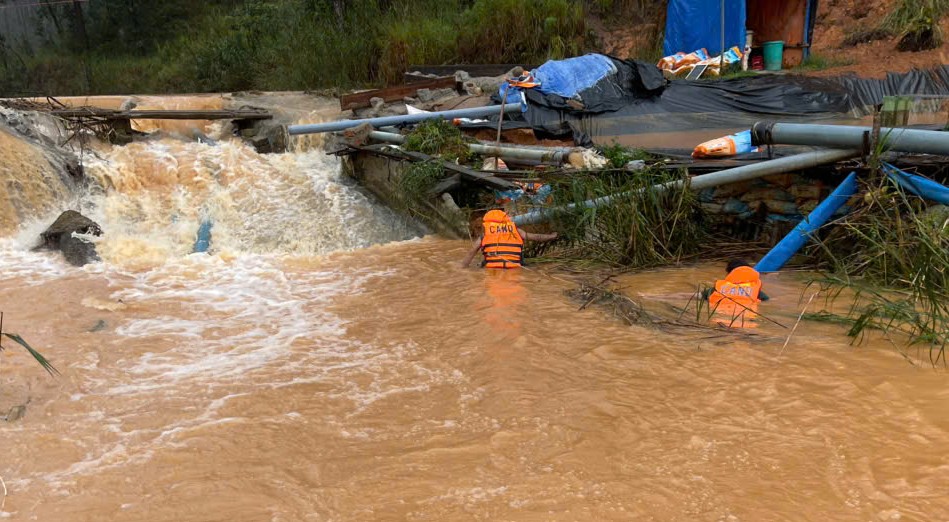 Một xã có 4 người tử vong do mưa lũ kinh hoàng ở Lâm Đồng - Ảnh 1.