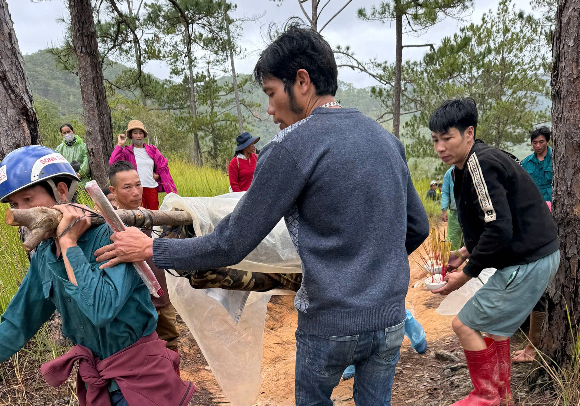 Một xã có 4 người tử vong do mưa lũ kinh hoàng ở Lâm Đồng - Ảnh 6.