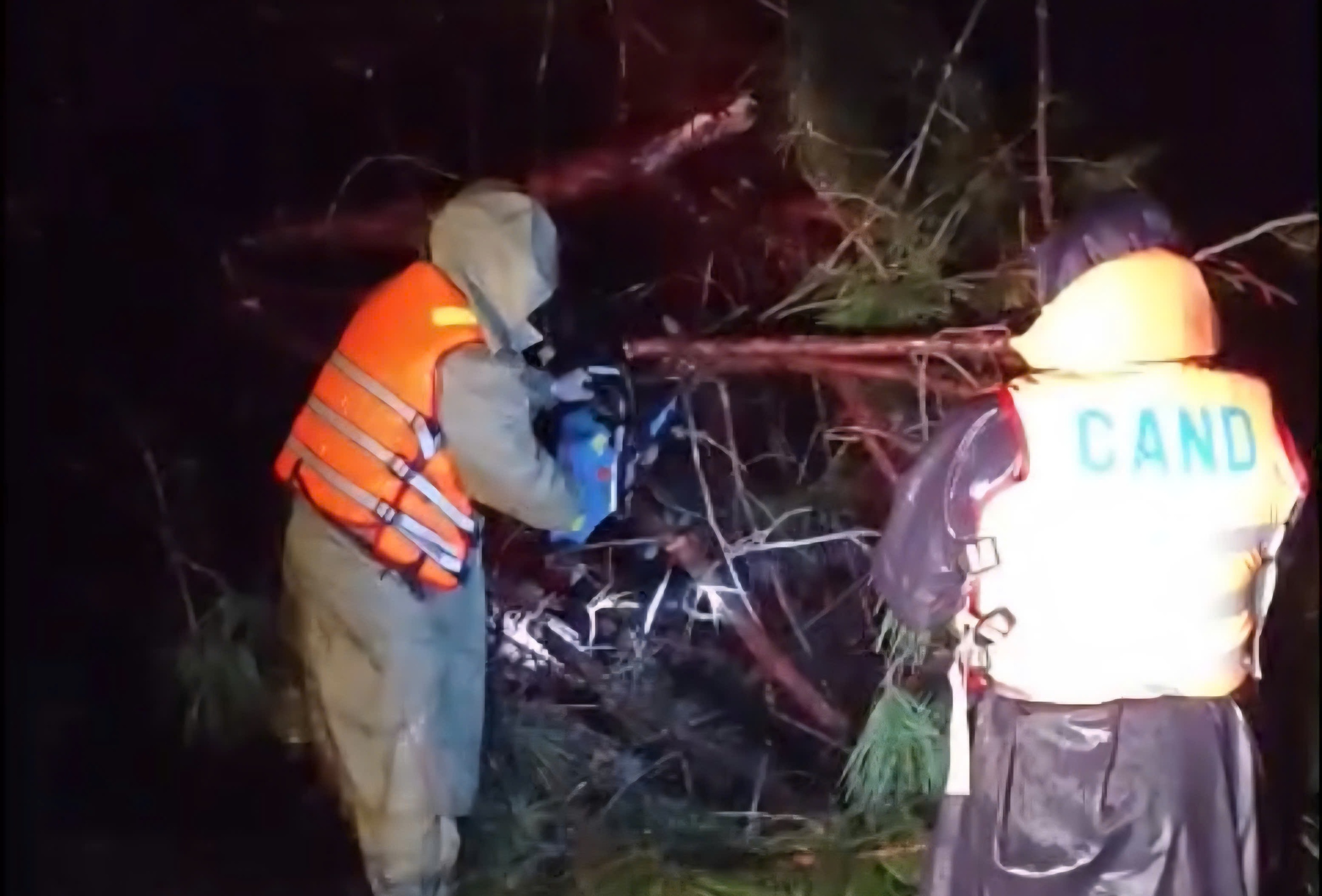 Một xã có 4 người tử vong do mưa lũ kinh hoàng ở Lâm Đồng - Ảnh 9.