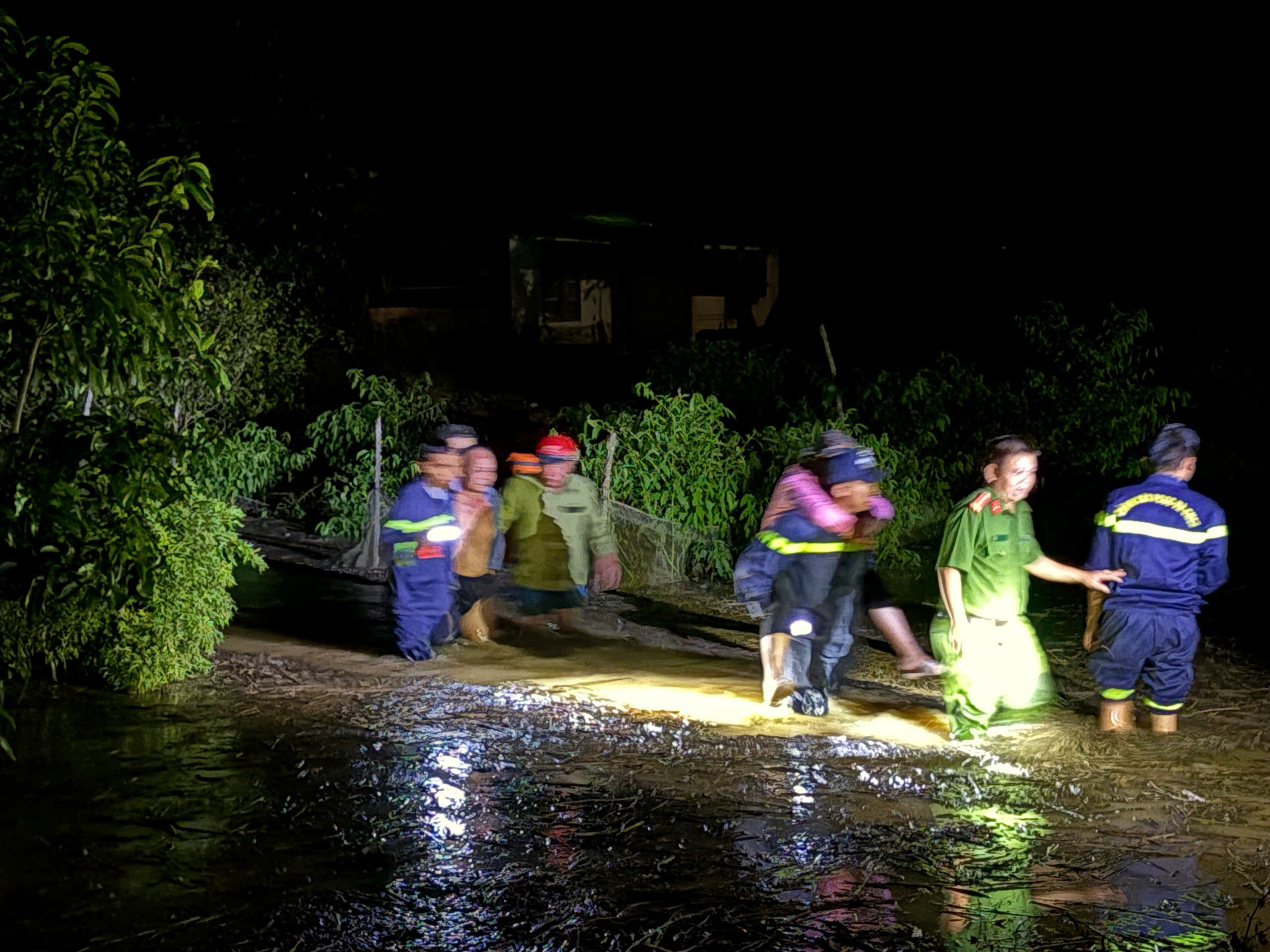 Lâm Đồng: Xuyên đêm đưa dân ra khỏi vùng rốn lũ Cát Tiên - Ảnh 1.