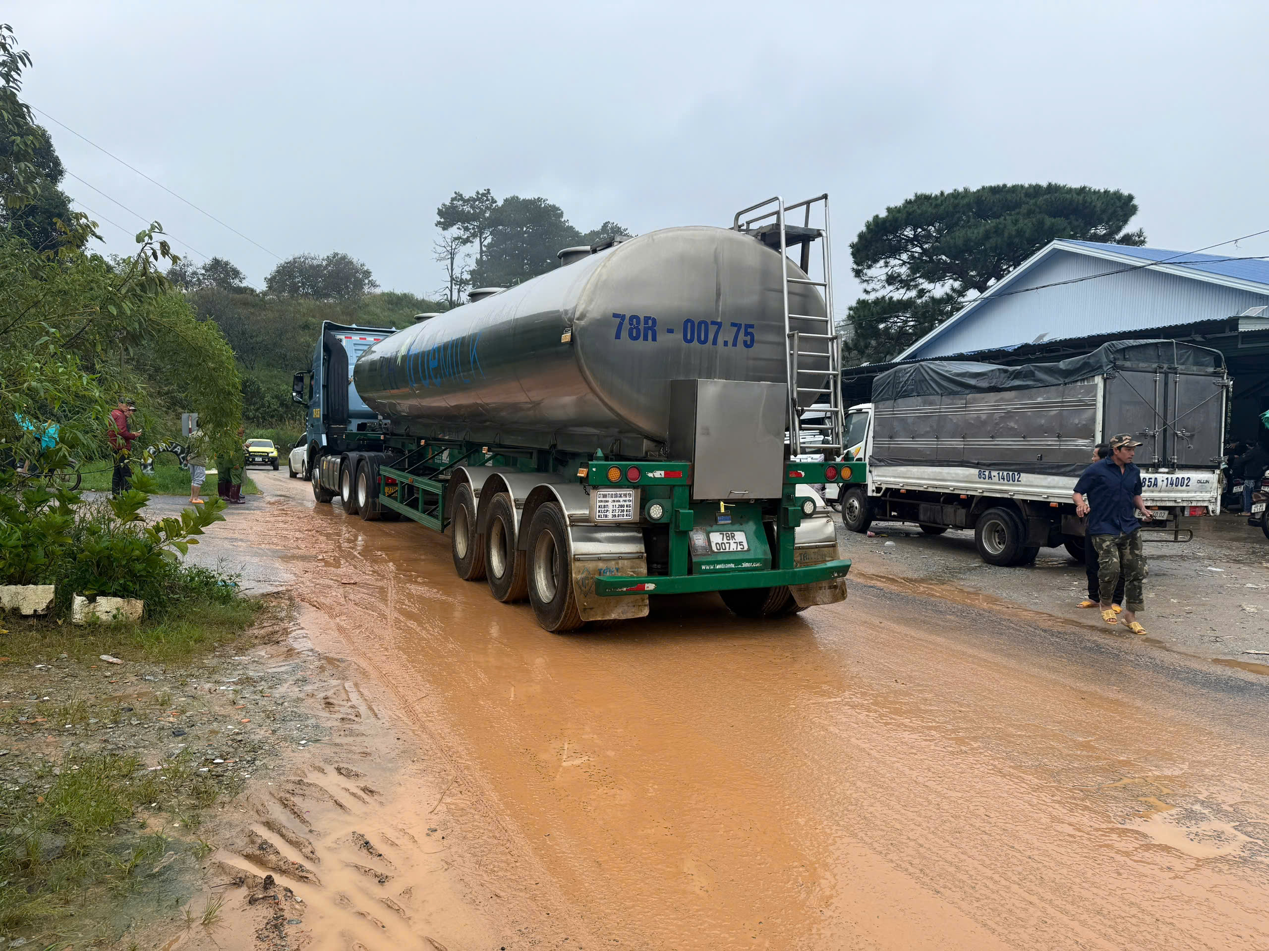 Từ 10 giờ ngày 21.11 các phương tiện được lưu thông qua đèo Ngoạn Mục - Ảnh 2.