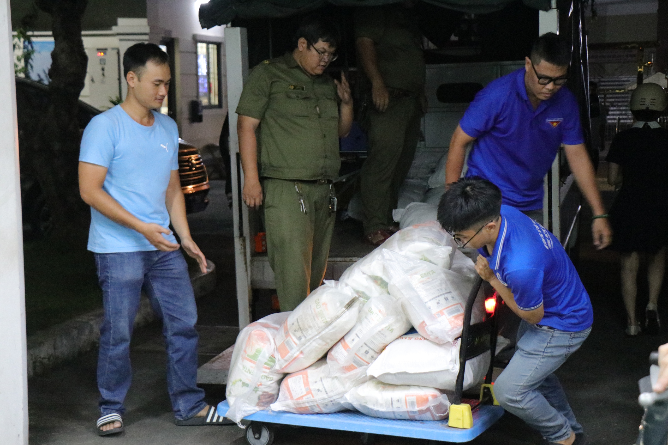 TP.HCM xuyên đêm tiếp nhận hàng cứu trợ đồng bào khẩn cấp - Ảnh 5.