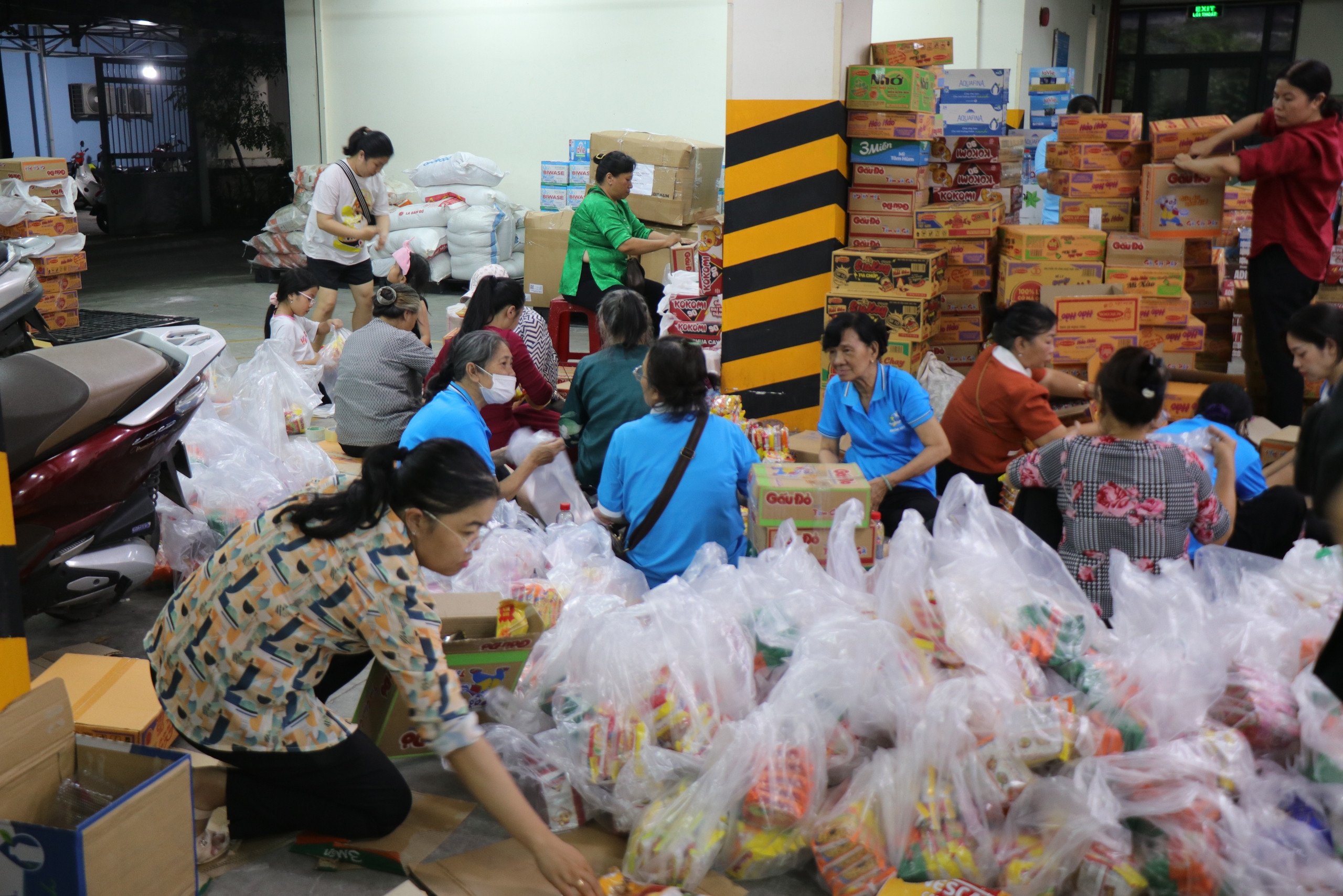 TP.HCM xuyên đêm tiếp nhận hàng cứu trợ đồng bào khẩn cấp - Ảnh 13.