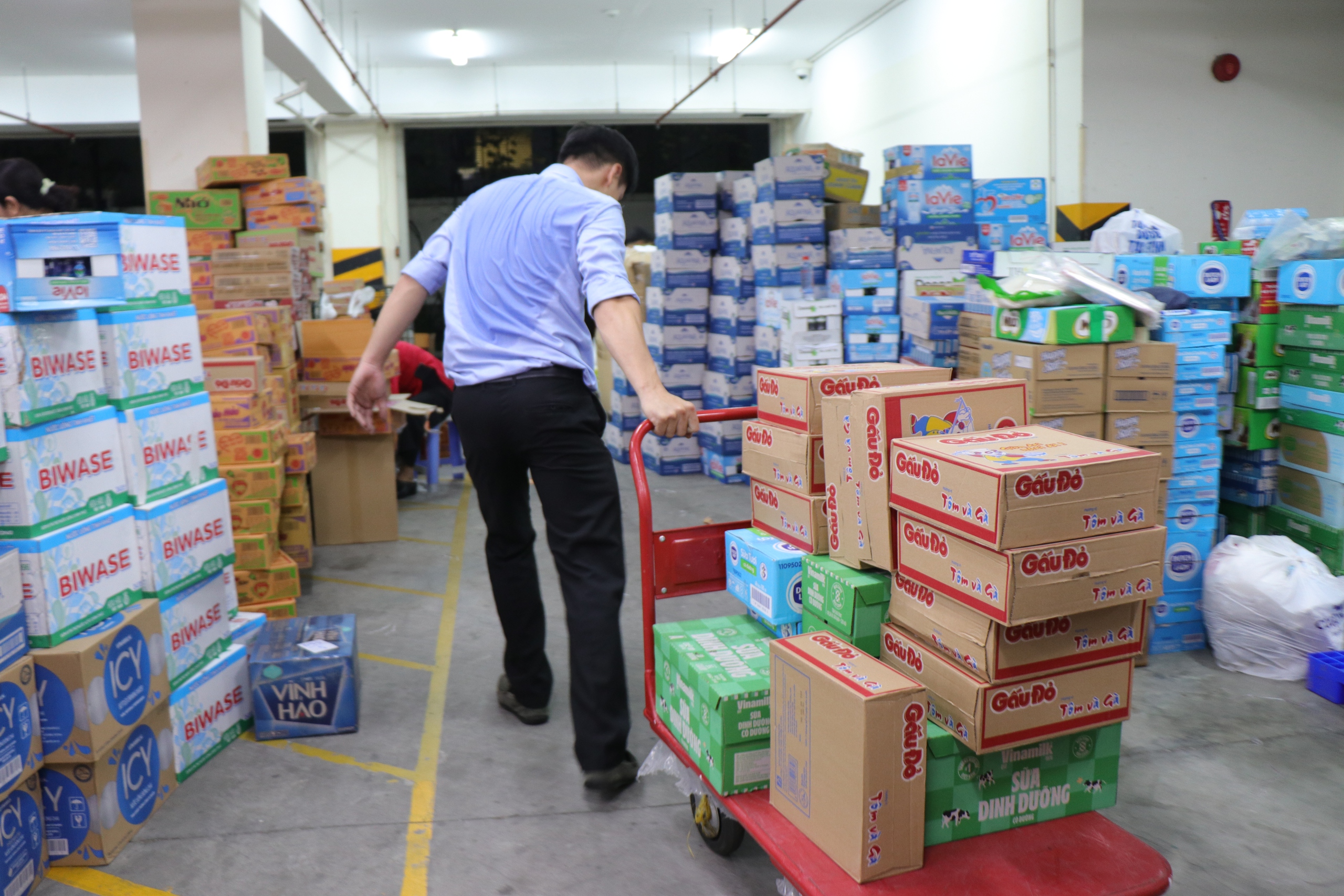 TP.HCM xuyên đêm tiếp nhận hàng cứu trợ đồng bào khẩn cấp - Ảnh 15.