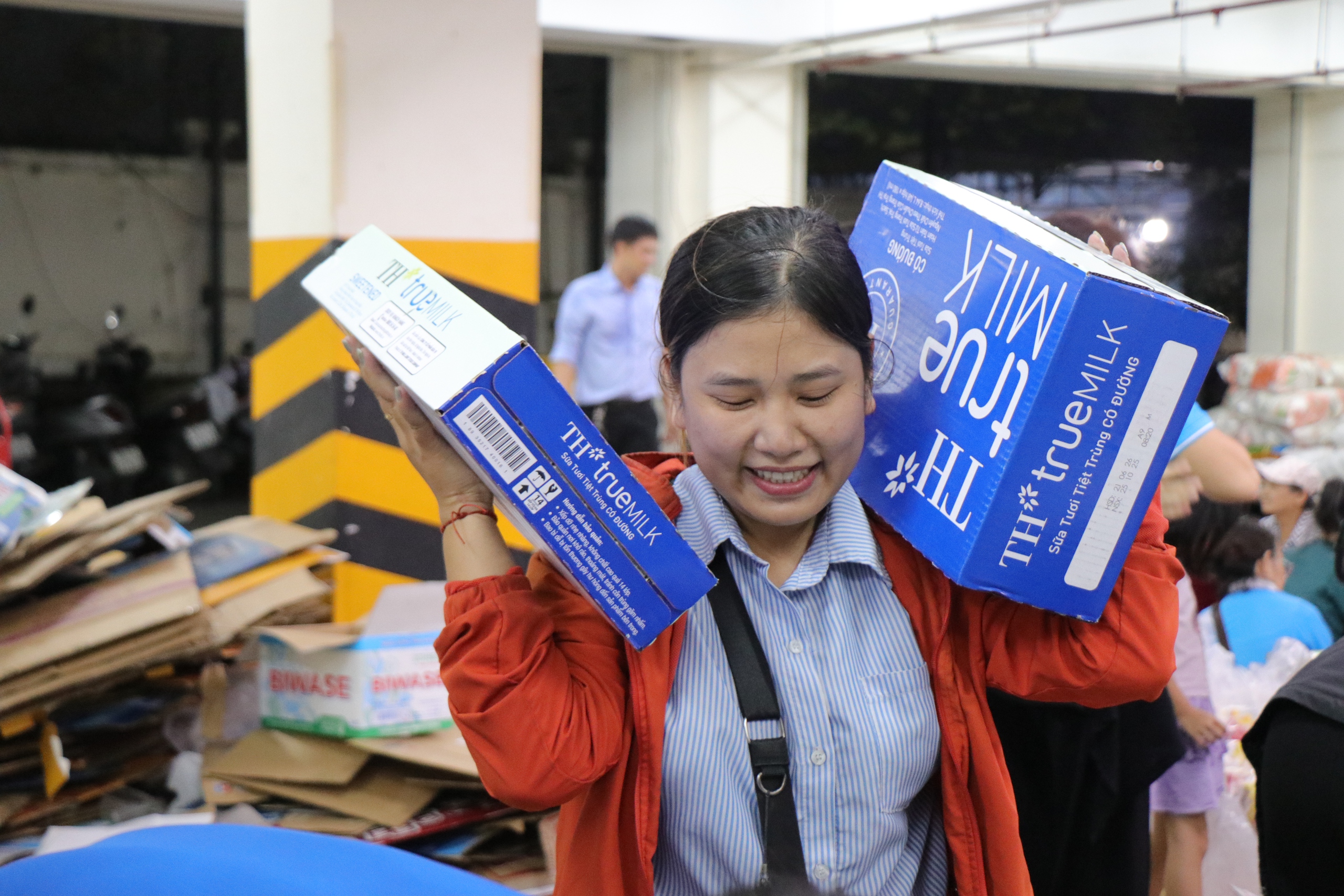 TP.HCM xuyên đêm tiếp nhận hàng cứu trợ đồng bào khẩn cấp - Ảnh 6.