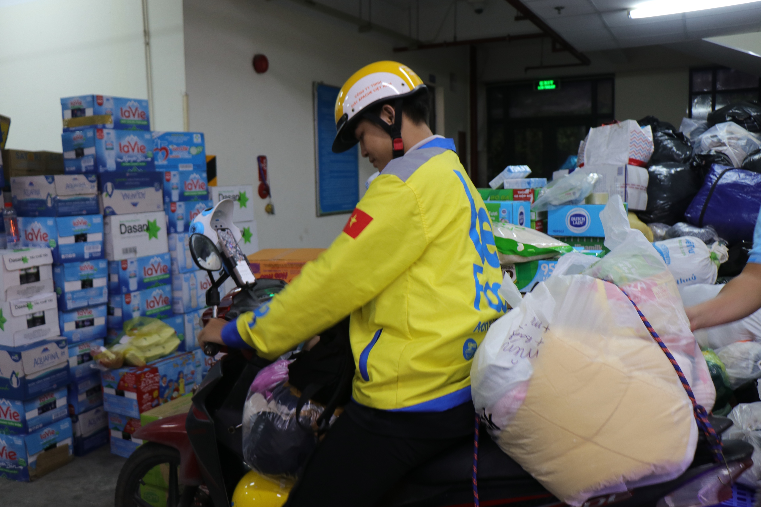 TP.HCM xuyên đêm tiếp nhận hàng cứu trợ đồng bào khẩn cấp - Ảnh 7.