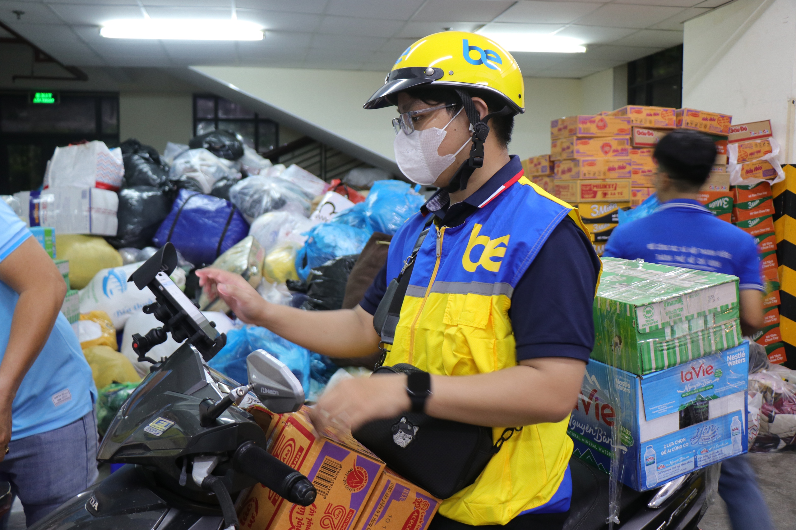 TP.HCM xuyên đêm tiếp nhận hàng cứu trợ đồng bào khẩn cấp - Ảnh 8.