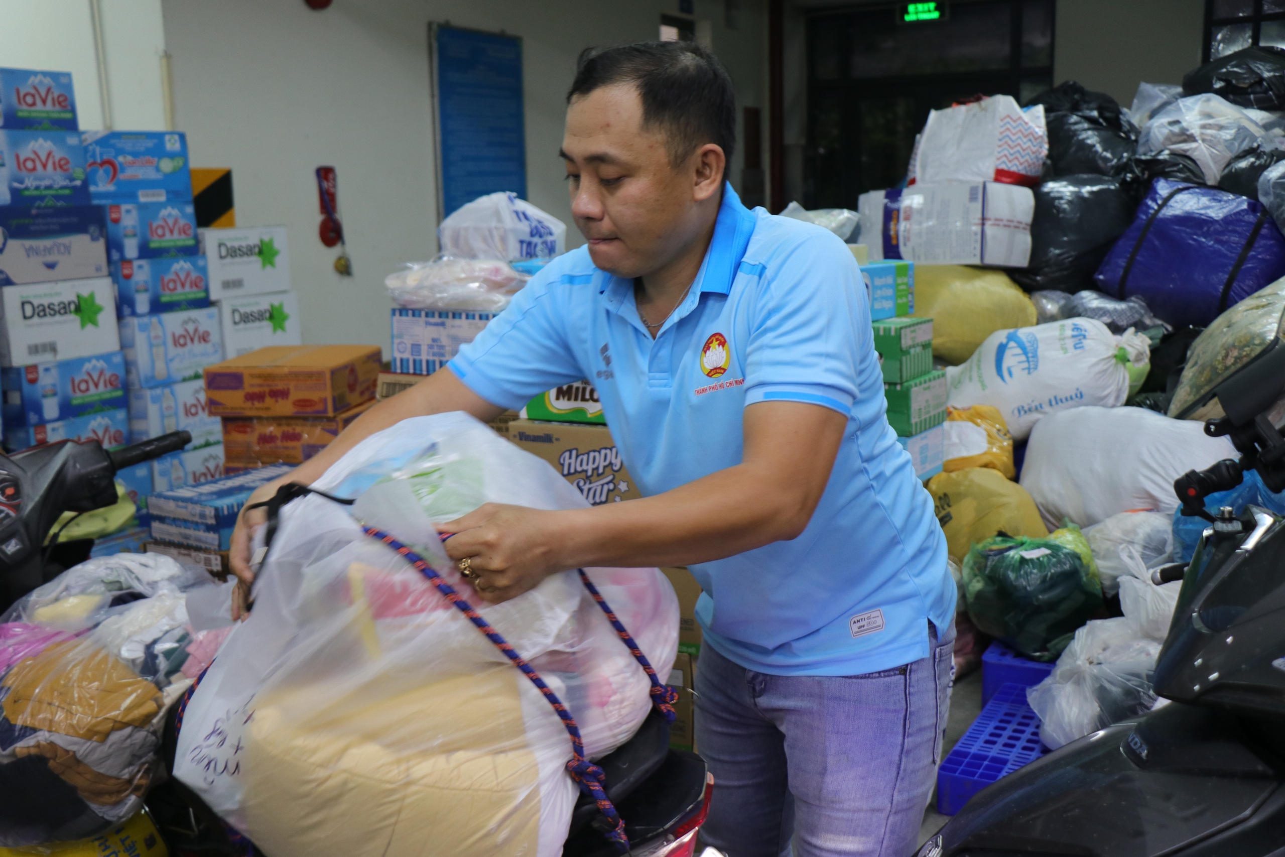 TP.HCM xuyên đêm tiếp nhận hàng cứu trợ đồng bào khẩn cấp - Ảnh 10.