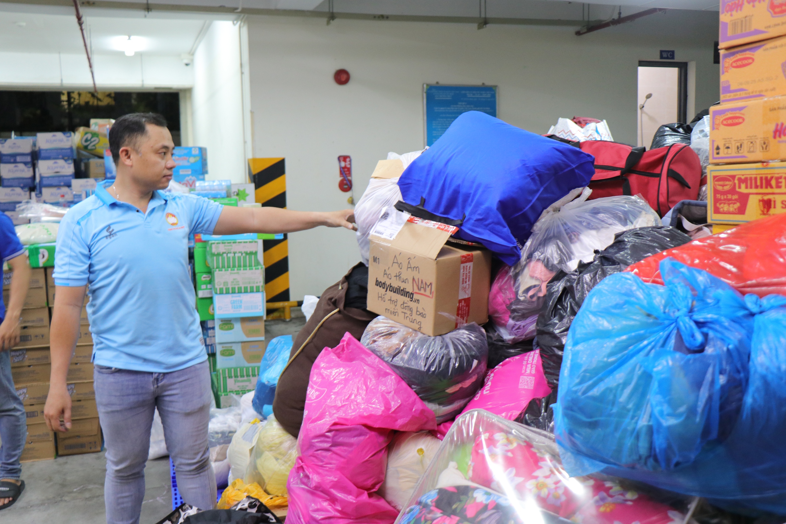 TP.HCM xuyên đêm tiếp nhận hàng cứu trợ đồng bào khẩn cấp - Ảnh 14.