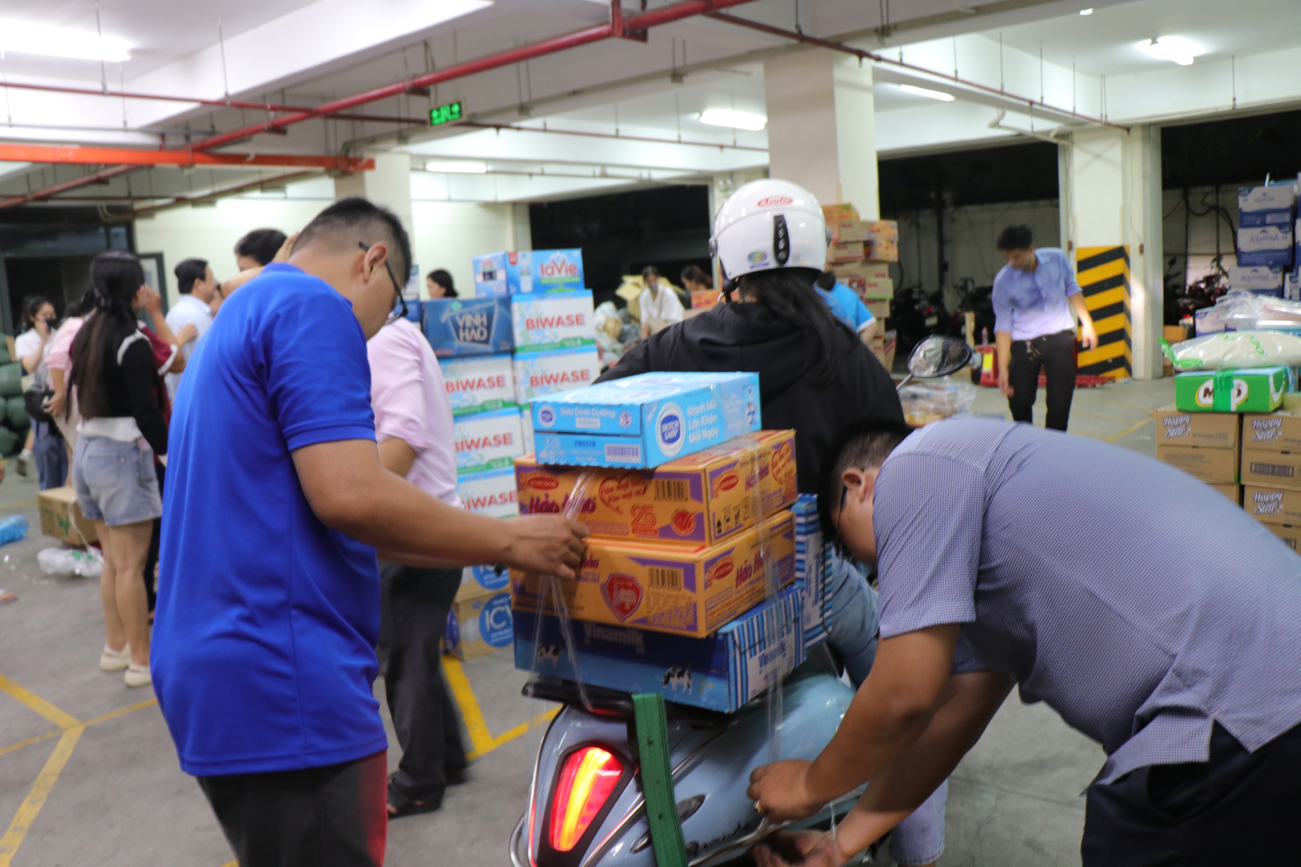 TP.HCM xuyên đêm tiếp nhận hàng cứu trợ đồng bào khẩn cấp - Ảnh 9.