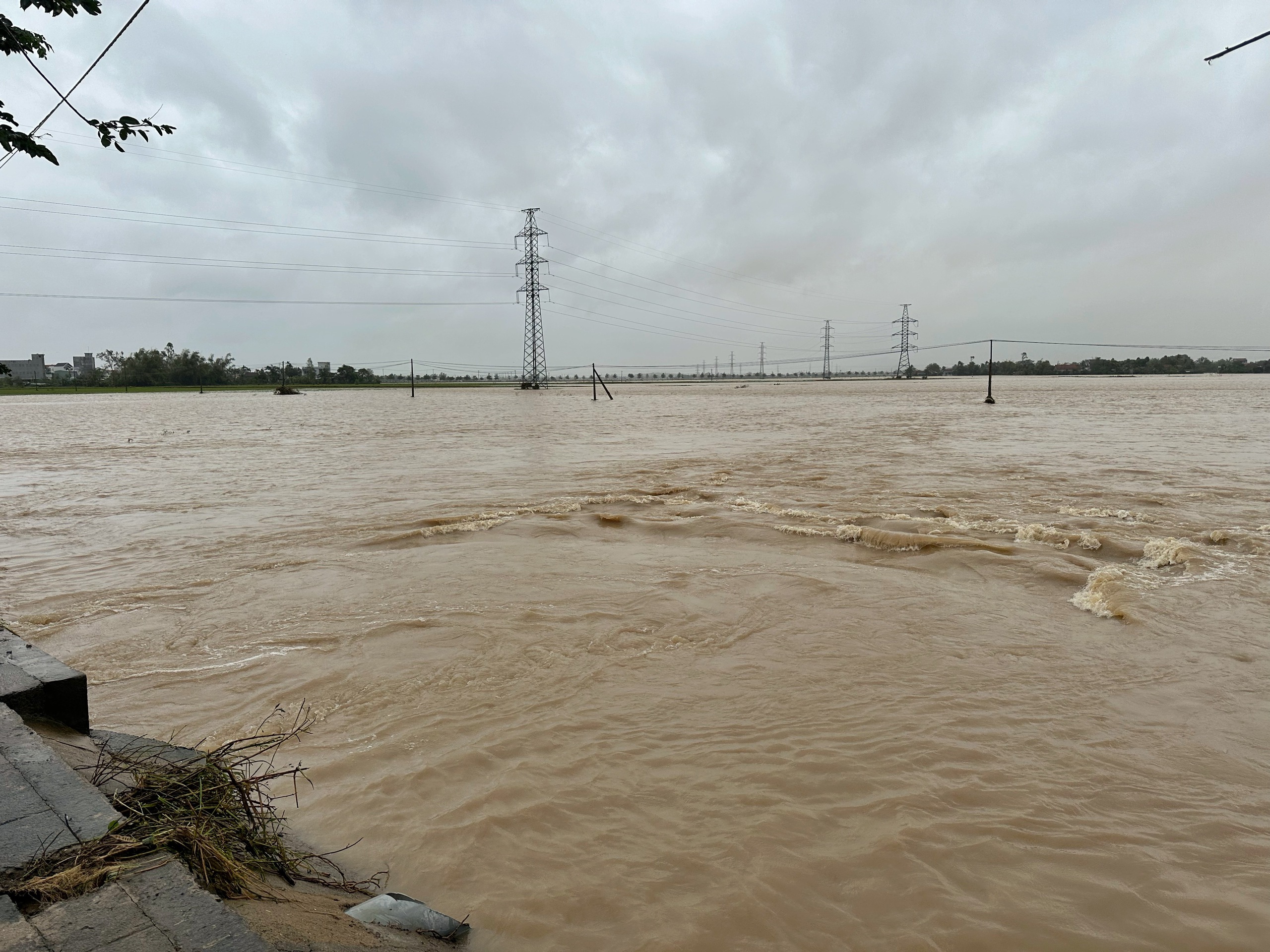 Nhận cơm miễn phí ngày lũ dâng cao ở Đắk Lắk: Xúc động tình nghĩa đồng bào - Ảnh 6.