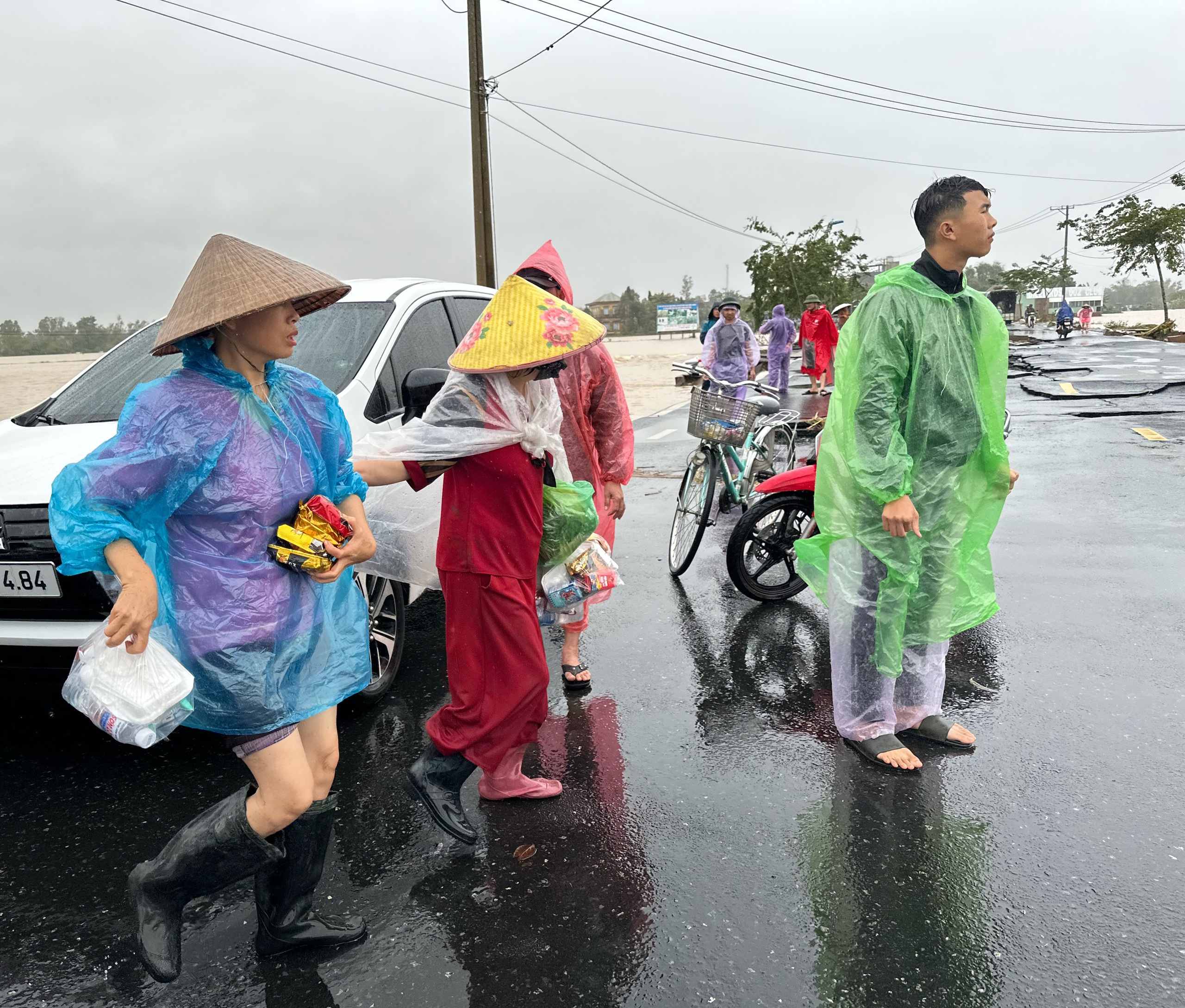 Nhận cơm miễn phí ngày lũ dâng cao ở Đắk Lắk: Xúc động tình nghĩa đồng bào - Ảnh 3.