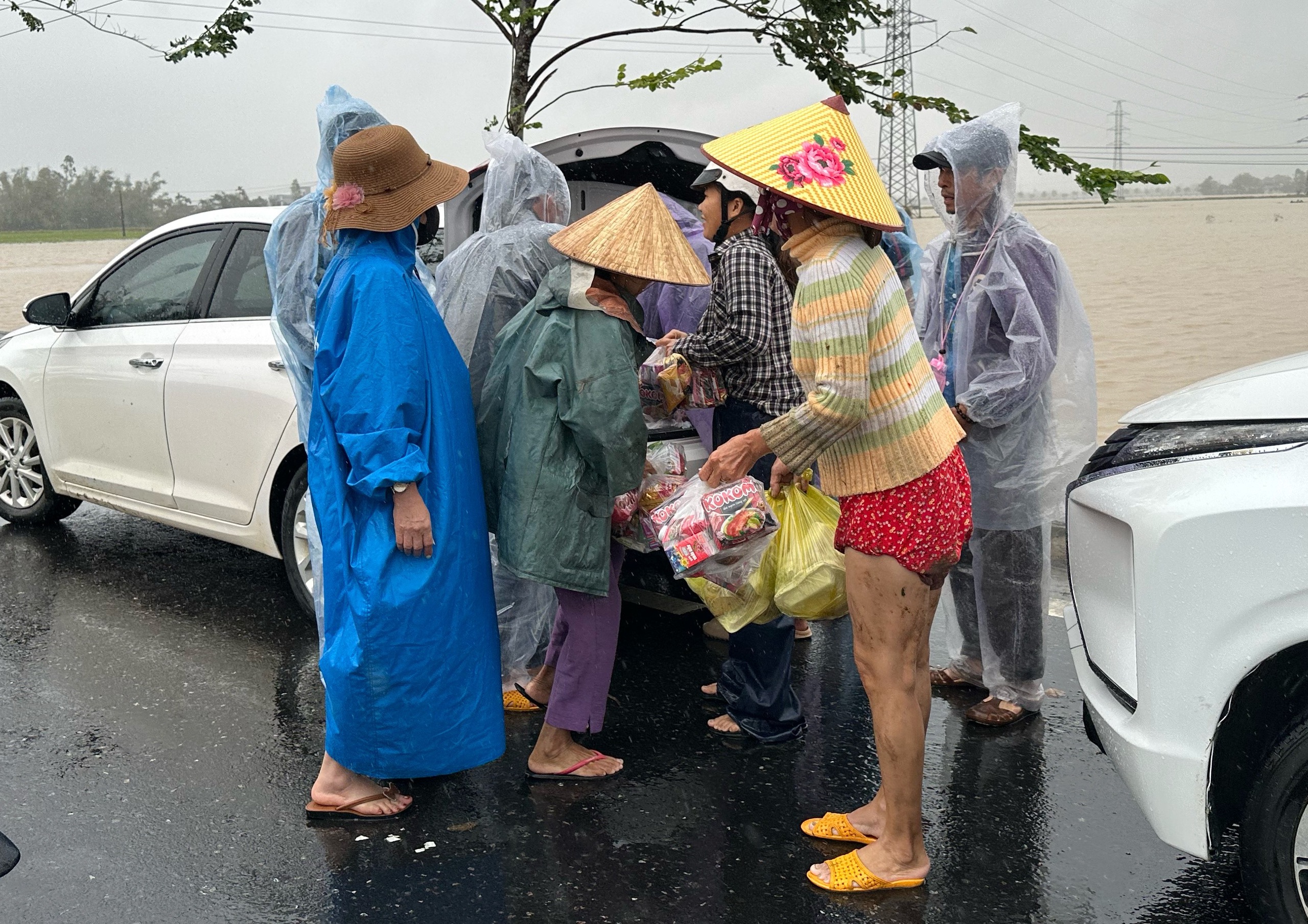 Nhận cơm miễn phí ngày lũ dâng cao ở Đắk Lắk: Xúc động tình nghĩa đồng bào - Ảnh 4.