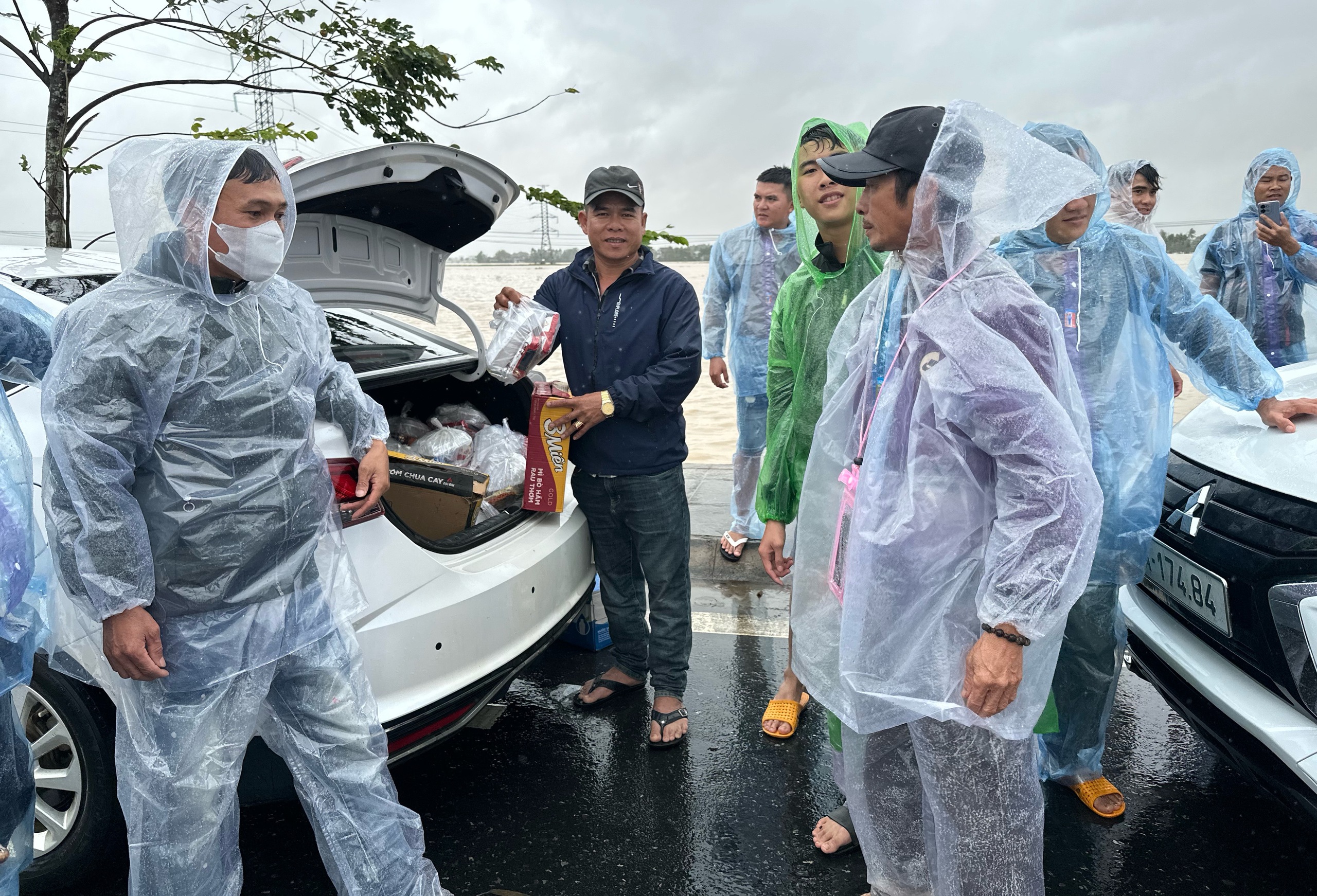 Nhận cơm miễn phí ngày lũ dâng cao ở Đắk Lắk: Xúc động tình nghĩa đồng bào - Ảnh 1.