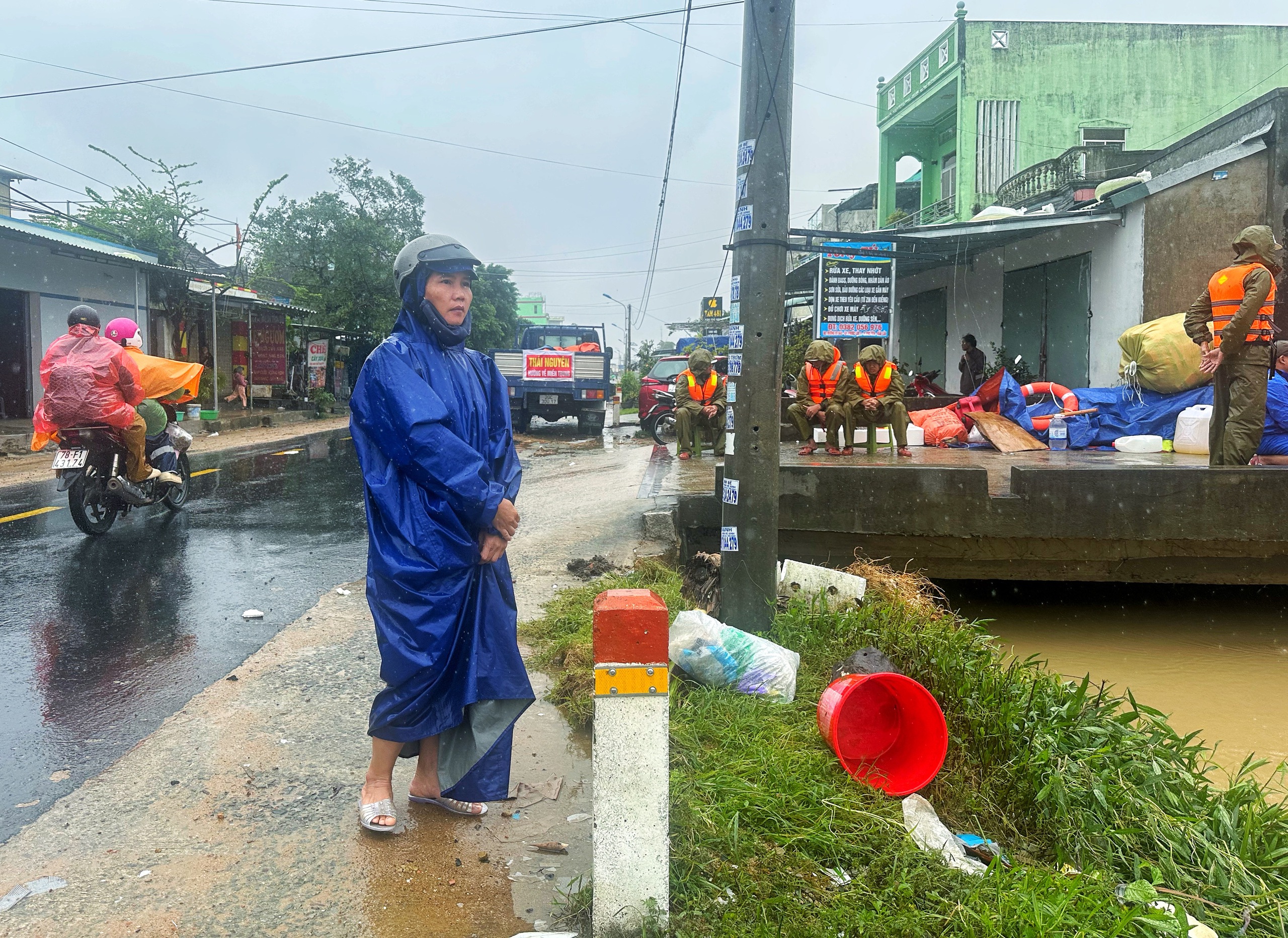 Nhận cơm miễn phí ngày lũ dâng cao ở Đắk Lắk: Xúc động tình nghĩa đồng bào - Ảnh 5.